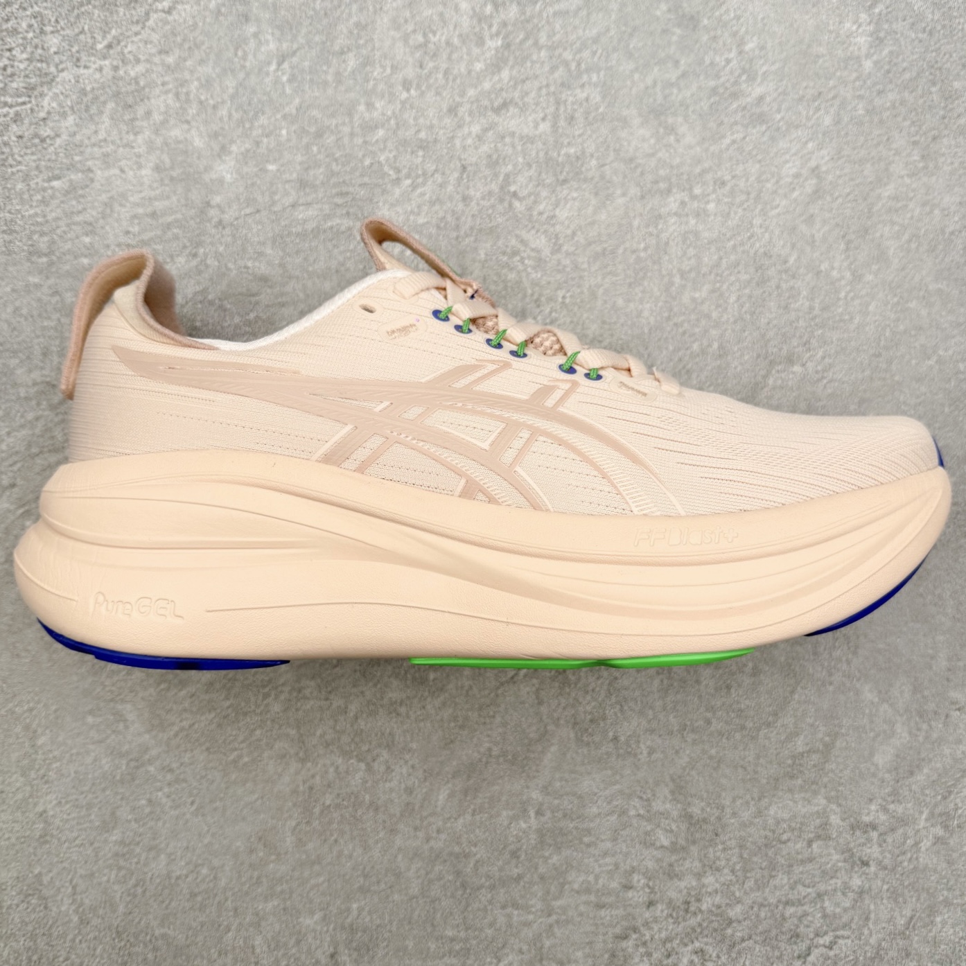 Asics GEL-Nimbus 28 亚瑟士缓震跑鞋 近年复古风潮的势头很旺 ASICS一直坚信保持身体的健康与活力是打造健康快乐的生活方式的最佳途径 ASICS为复古鞋型注入新设计 为玩家的街头穿搭提供了更多可能 GEL-NIMBUSTM9运动鞋最初是为中立和仰卧跑步者设计的长距离训练器 采用原始材料和关键细节重新设计 其Y2K时代的工业外观也被大胆的对比和色块所抵消 尺码：36 36.5 37.5 38 38.5 39 40 40.5 41.5 42 42.5 43.5 44 44.5 45-选品中心
