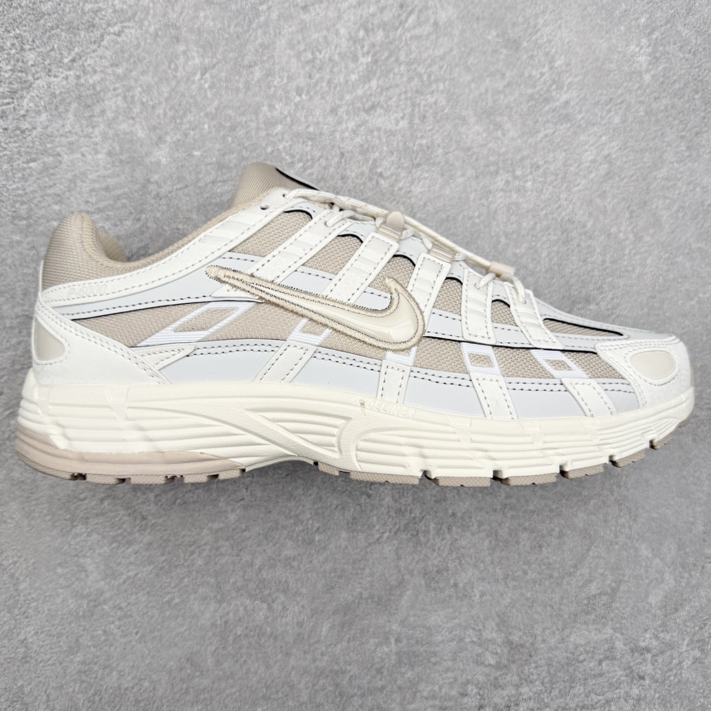 NK P-6000 系列低帮复古老爹风休闲运动舒适慢跑鞋 IM5237-100 融合 Pegasus 过往运动鞋设计 助力 21 世纪早期跑步运动跃升时尚新高度 采用透气网眼布、运动风格线条和耐穿覆面 兼具吸睛外观和舒适感受 中底泡绵以田径赛道为灵感 打造厚实设计 缔造出众缓震性能 尺码：36 36.5 37.5 38 38.5 39 40 40.5 41 42 42.5 43 44 44.5 45-选品中心