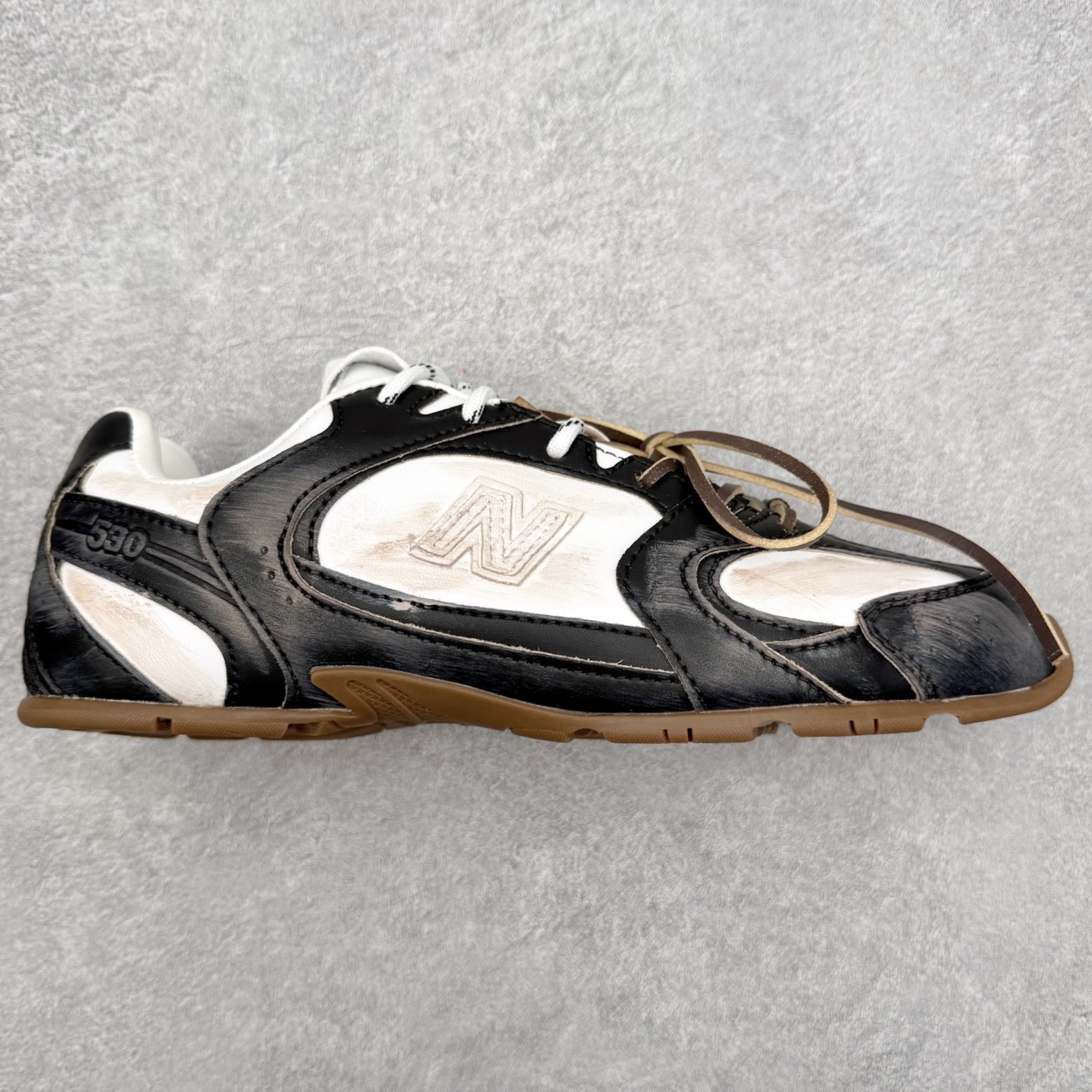 MiuMiu x New Balance NB530 SL 缪缪联名系列低帮经典复古休闲运动慢跑鞋 近几年运动品牌与各大潮流品牌不断推出联名产品，在球鞋圈拥有极高的热度。此外，奢侈品牌和运动品牌联名也早已非新鲜事，继 Dior 和 Jordan Brand 以及 Prada 和 adidas 合作后。近日，Miu Miu与New Balance的合作基本已经成为定番，每年都会上新，而近期的最新联名也已经正式曝光，预计会在24年春夏面世！相比之前两次使用的574，这次Miu Miu带来了全新风格。采用了全新型号MR530进行设计，继续使用复古的旧化效果和去年就被带火的美拉德配色打造。Miu Miu作为千禧文化的重要推手，这次也是直接挑选了New Balance 2000年代时发布的健身跑鞋MR530。整体做旧效果非常明显，甚至有些二手鞋的感觉，多少是有点瘦巴黎世家影响了......配色方面将会推出米色和棕色两种颜色可供选择，整体覆盖了做旧麂皮，鞋舌和鞋垫和之前一致，有Miu Miu的Logo，同时搭配皮革和棉质双鞋带组成。尺码：36 37 37.5 38 38.5 39.5 40 40.5 41.5 42 42.5 43.5 44 44.5 45-选品中心