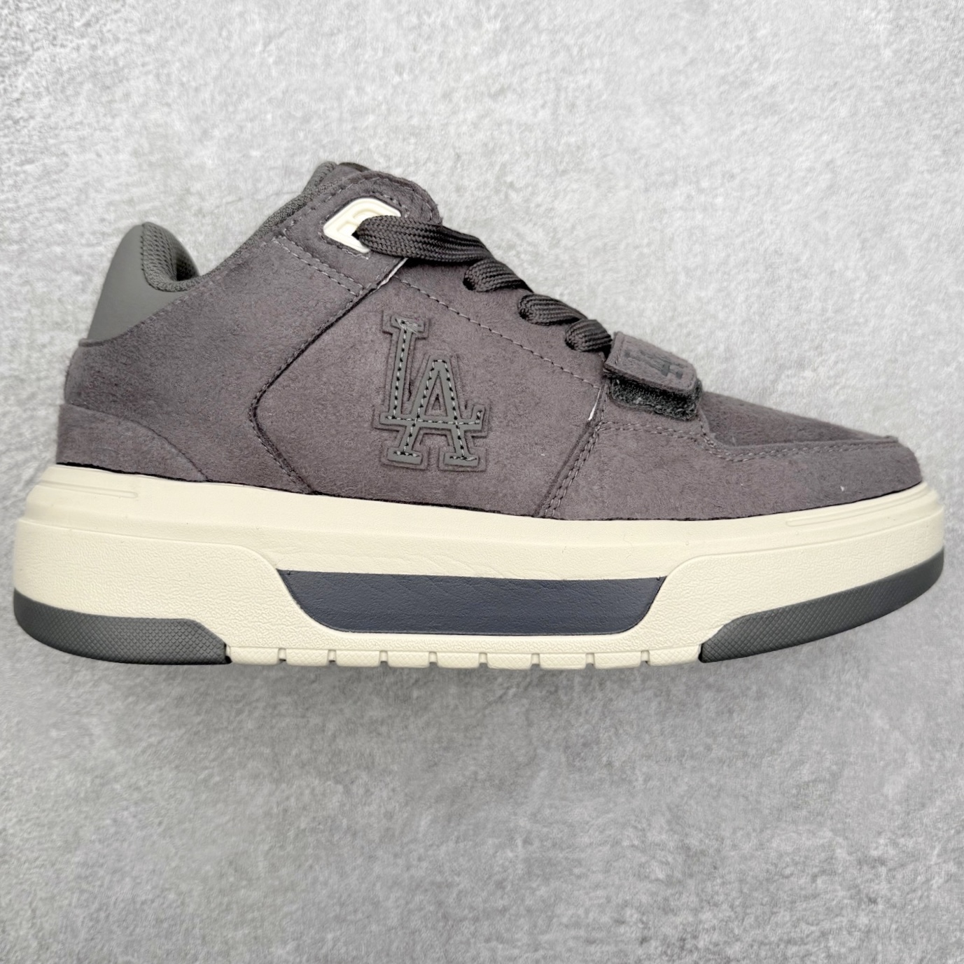 MLB Chunky Liner Basic Mid 学长鞋系列中帮老爹风轻量增高厚底百搭休闲运动板鞋 高级街头休閒品牌MLB公开了新推出的Chunky Liner系列，以#学长鞋#之名，定义每个人的少年感！MLB在Big Ball Chunkey,High Chunkey等推出的每款运动鞋都大受欢迎，成爲运动鞋的爆款店，在2022年推出了新风格的运动鞋“Chunky Liner”系列。Chunky Liner是从棒球鞋中获得灵感设计，添加了气质街头时尚的运动鞋。在产品上市的同时推出一些海报中，它展现追求自己个性的顾客们的Flex形象和多样的搭配。特别是夹克和连衣裙等正式单品加上球帽，运动鞋等运动单品的混搭，展现更加时尚的搭配，给人舒适又酷的感觉。Chunky Liner是灵感来自于直线延伸的强打者的击球,鞋帮图案加上反向反射材质的Pipping线条，突显了细节。Outsol以棒球和MLB标志爲主题进行了设计,被评价爲体现了MLB独有的个性。 高弹性、吸汗、复原力卓越的开孔材质的鞋垫。尺码：35 36 36.5 37.5 38 38.5 39 40 40.5 41 42 42.5 43 44 45-选品中心