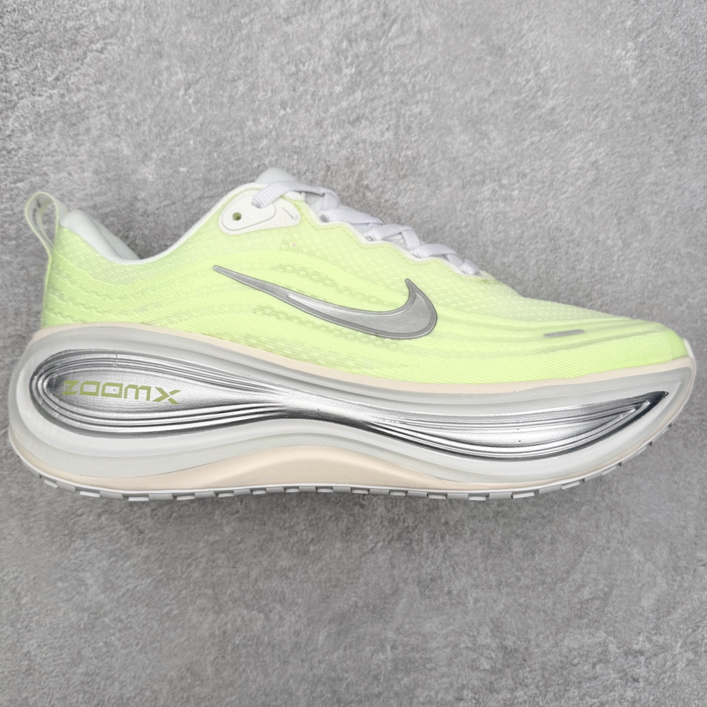 NK Vomero Plus 时尚舒适 网布防滑耐磨 低帮跑步鞋 实拍调校N版已经零色差零失真 百分百还原实物色彩所见即所得 不存在货不对板色差等低级问题 选购参考实物拍摄 不混卖不参货 只用心做好货严格选品 承诺混一赔十 尺码：36 36.5 37.5 38 38.5 39 40 40.5 41 42 42.5 43 44 44.5 45-选品中心