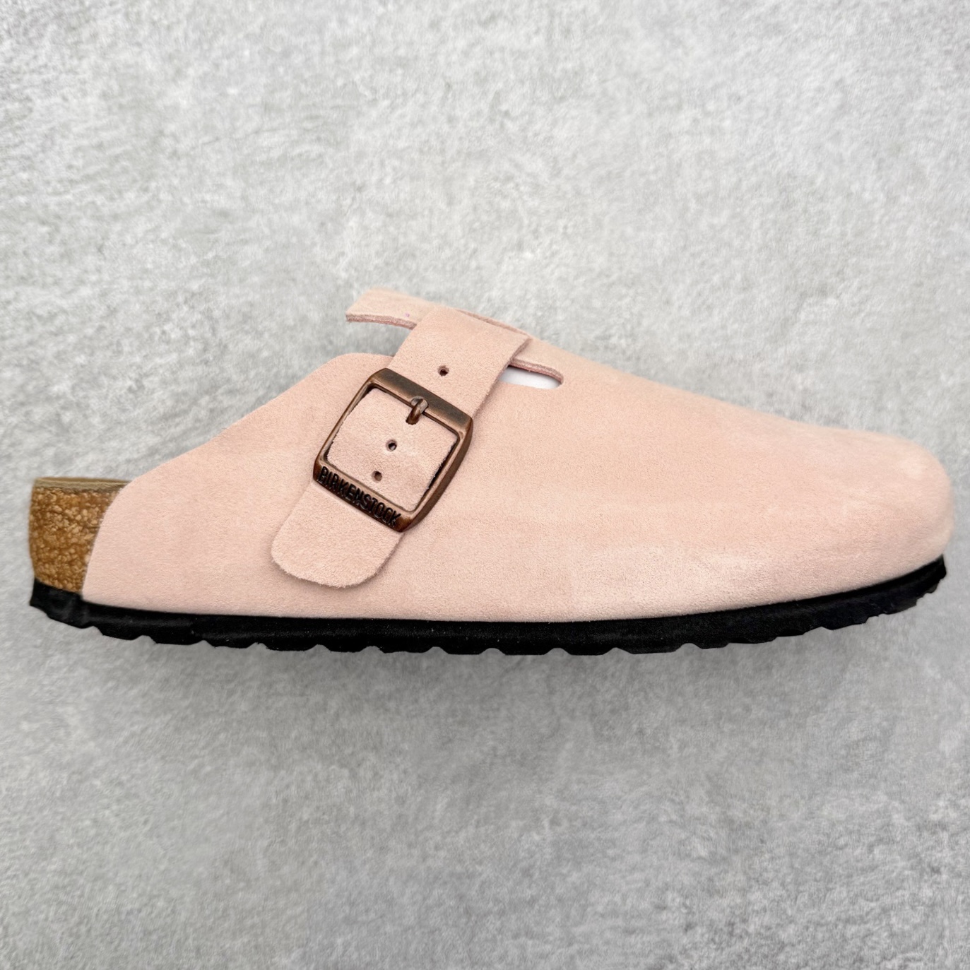 ＃DC Birkenstock Boston VL 勃肯软木底包头拖鞋 天鹅绒般的绒面革赋子休闲的经典外观 四季皆宜 柔软的鞋床采用额外的泡沫缓冲层 提供额外的舒适感和全天支撑 全网独家首发 源于德国的严谨工艺 牛巴戎面 中层松木 EVA 三层组合大底 优质牛皮面料五金扣 出口订单 尺码：35-44-选品中心