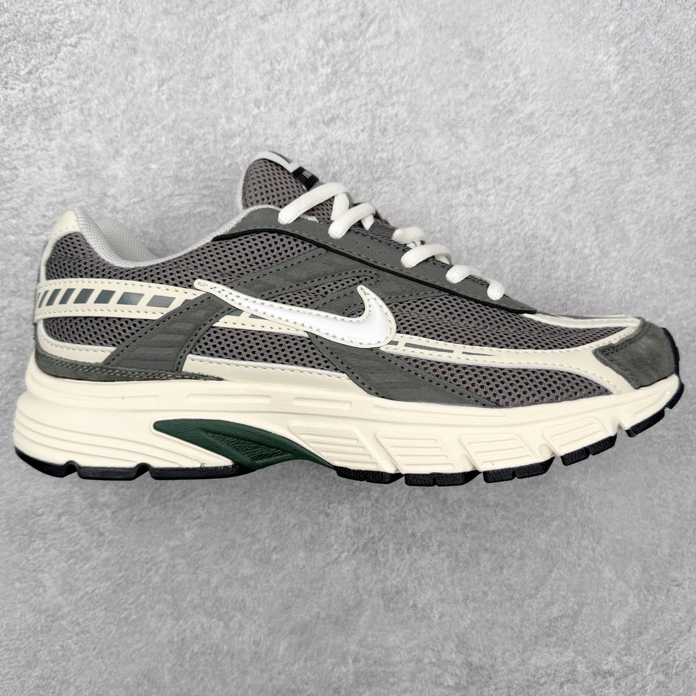 NK Initiator 创始者系列复古老爹鞋运动舒适复古网布合成革减震防滑耐磨低帮休闲跑步鞋 Ins爆火全新韩系古着风 回味经典 采用透气网眼鞋面和支撑覆盖层 自然运动设计的Phlyon中底用于缓冲 BRS 1000碳橡胶外底具有轻质柔韧性 牵引力和耐用性 尺码：36 36.5 37.5 38 38.5 39 40 40.5 41 42 42.5 43 44 45-选品中心