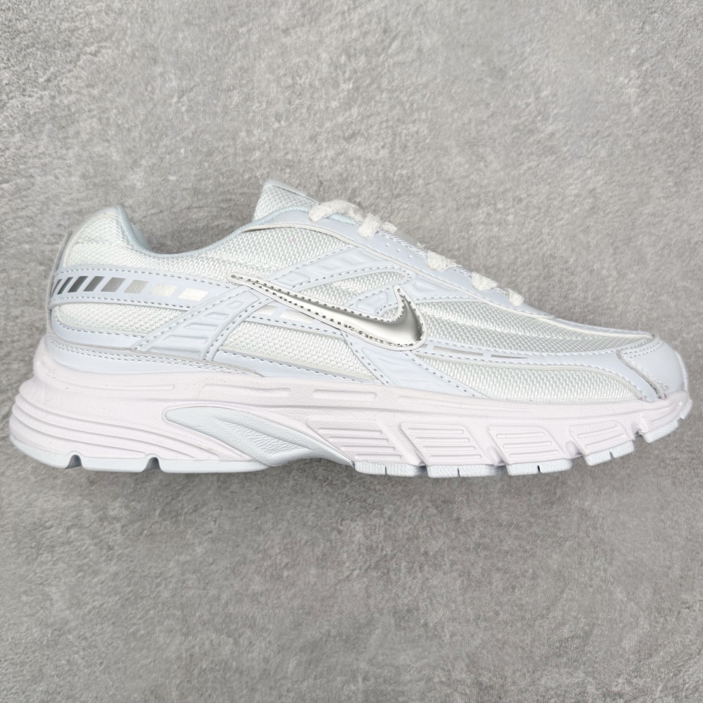 NK Initiator 创始者系列复古老爹鞋运动舒适复古网布合成革减震防滑耐磨低帮休闲跑步鞋 Ins爆火全新韩系古着风 回味经典 采用透气网眼鞋面和支撑覆盖层 自然运动设计的Phlyon中底用于缓冲 BRS 1000碳橡胶外底具有轻质柔韧性 牵引力和耐用性 尺码：36 36.5 37.5 38 38.5 39 40 40.5 41 42 42.5 43 44 45-选品中心