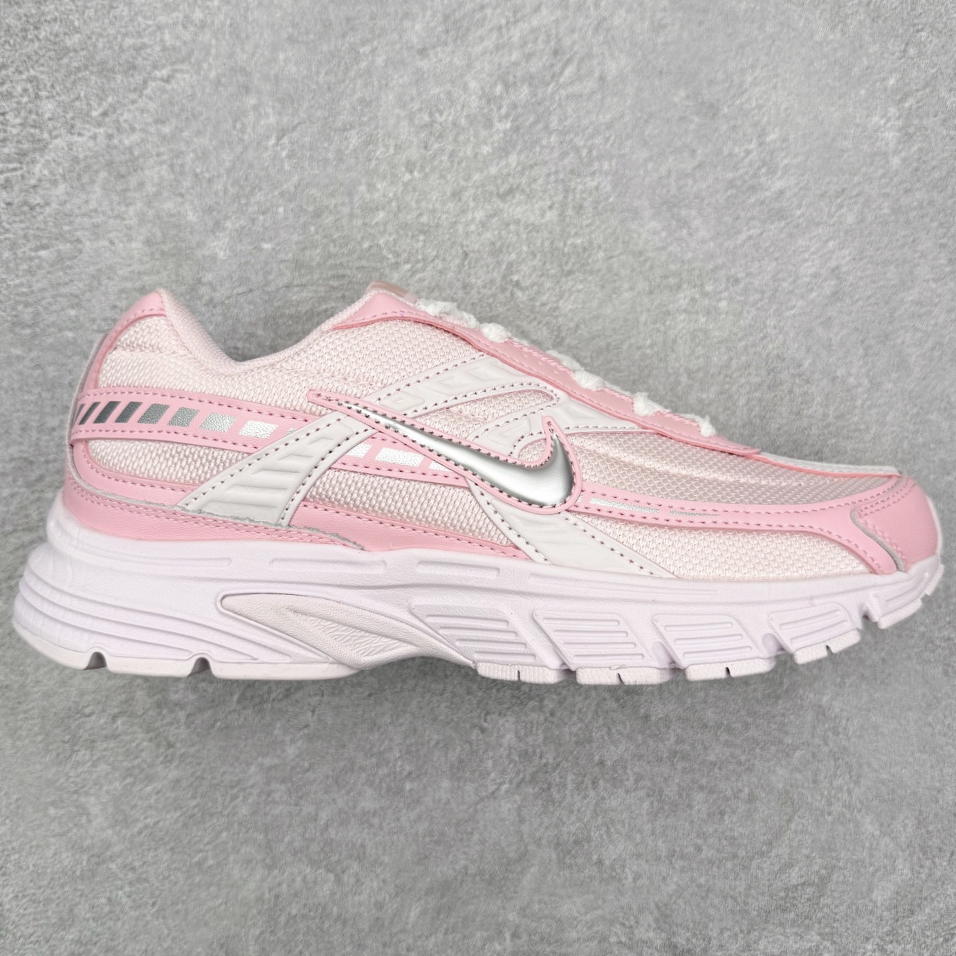 NK Initiator 创始者系列复古老爹鞋运动舒适复古网布合成革减震防滑耐磨低帮休闲跑步鞋 Ins爆火全新韩系古着风 回味经典 采用透气网眼鞋面和支撑覆盖层 自然运动设计的Phlyon中底用于缓冲 BRS 1000碳橡胶外底具有轻质柔韧性 牵引力和耐用性 尺码：36 36.5 37.5 38 38.5 39 40 40.5 41 42 42.5 43 44 45-选品中心