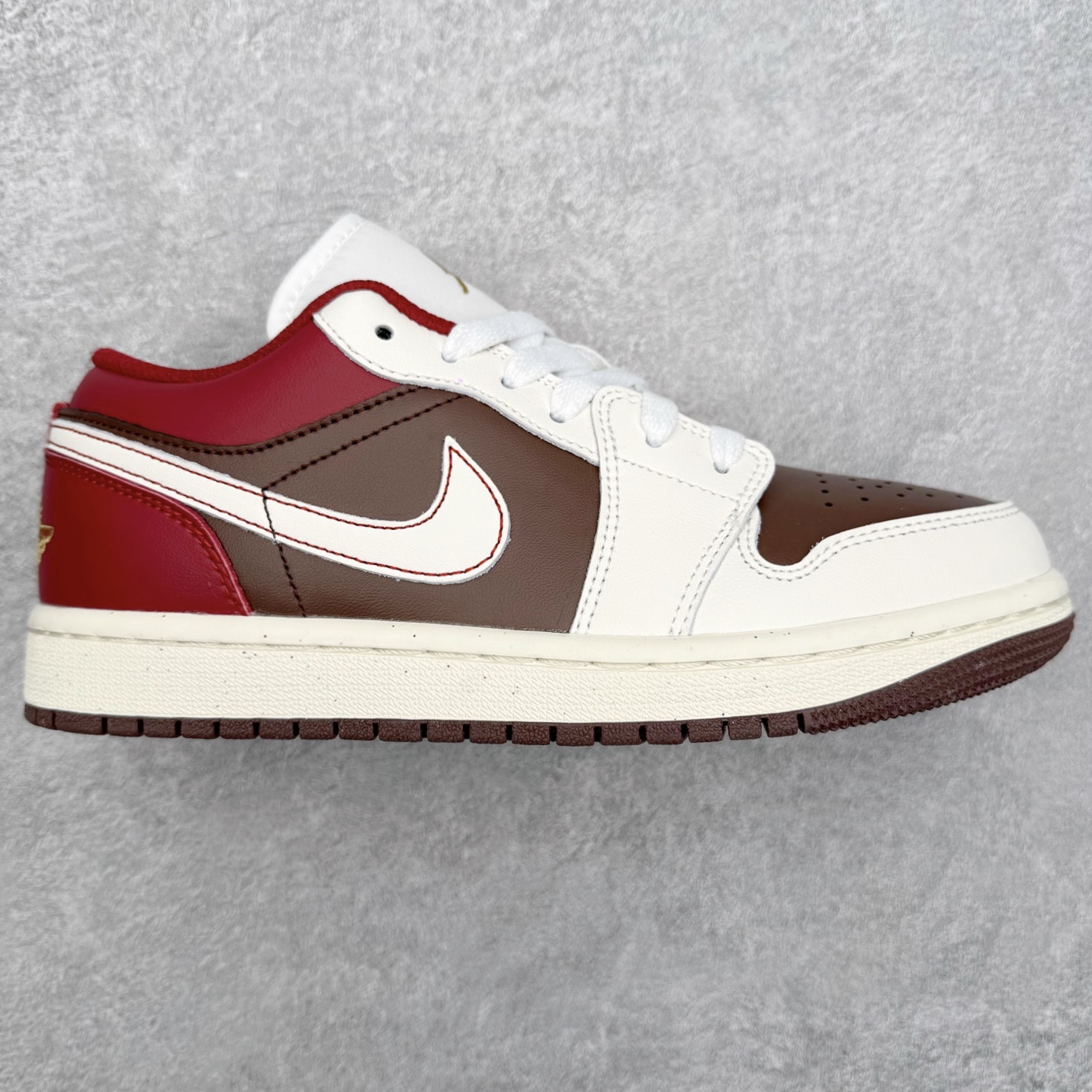 ＃K版 Air Jordan AJ1 Low 低帮 IR7600-211 全新流水线出品 DT版本唯一平替选择 市场第二梯队最强版 全部原鞋开发 原楦原纸板开发 全鞋电脑针车 原厂内置全掌气垫 原盒内在原标 唯一Zp原版鞋带绑法 免检产品 全新2022版型 全头层皮料 完美零毛边处理 原厂配置全掌气垫 价格定位良心 几十个配色陆续出货 实拍调校N版已经零色差零失真 百分百还原实物色彩所见即所得 不存在货不对板色差等低级问题 选购参考实物拍摄 不混卖不参货 只用心做好货严格选品 承诺混一赔十 尺码：36 36.5 37.5 38 38.5 39 40 40.5 41 42 42.5 43 44 44.5 45-选品中心