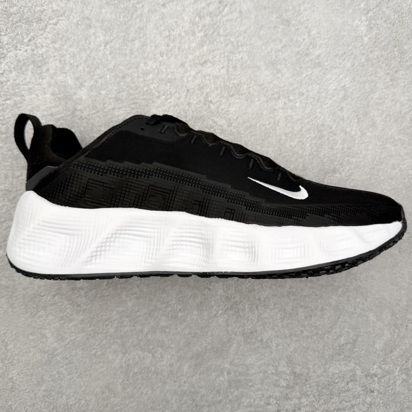 HYEIN SEO x NK Ava Rover 百搭舒适耐磨低帮跑步鞋 男女同款 流线型轮廓，通过轻薄物料鞋面结合 TPU 网格状支撑示人，增厚的中底材质选用 ReactX 加持，华夫外底收尾。鞋垫与后跟鞋提，克制点缀 Hyein Seo 字样。鞋垫与鞋提则采用菱形格纹的变化元素呈现。实拍调校N版已经零色差零失真 百分百还原实物色彩所见即所得 不存在货不对板色差等低级问题 选购参考实物拍摄 不混卖不参货 只用心做好货严格选品 承诺混一赔十 尺码：36 36.5 37.5 38 38.5 39 40 40.5 41 42 42.5 43 44 44.5 45-选品中心