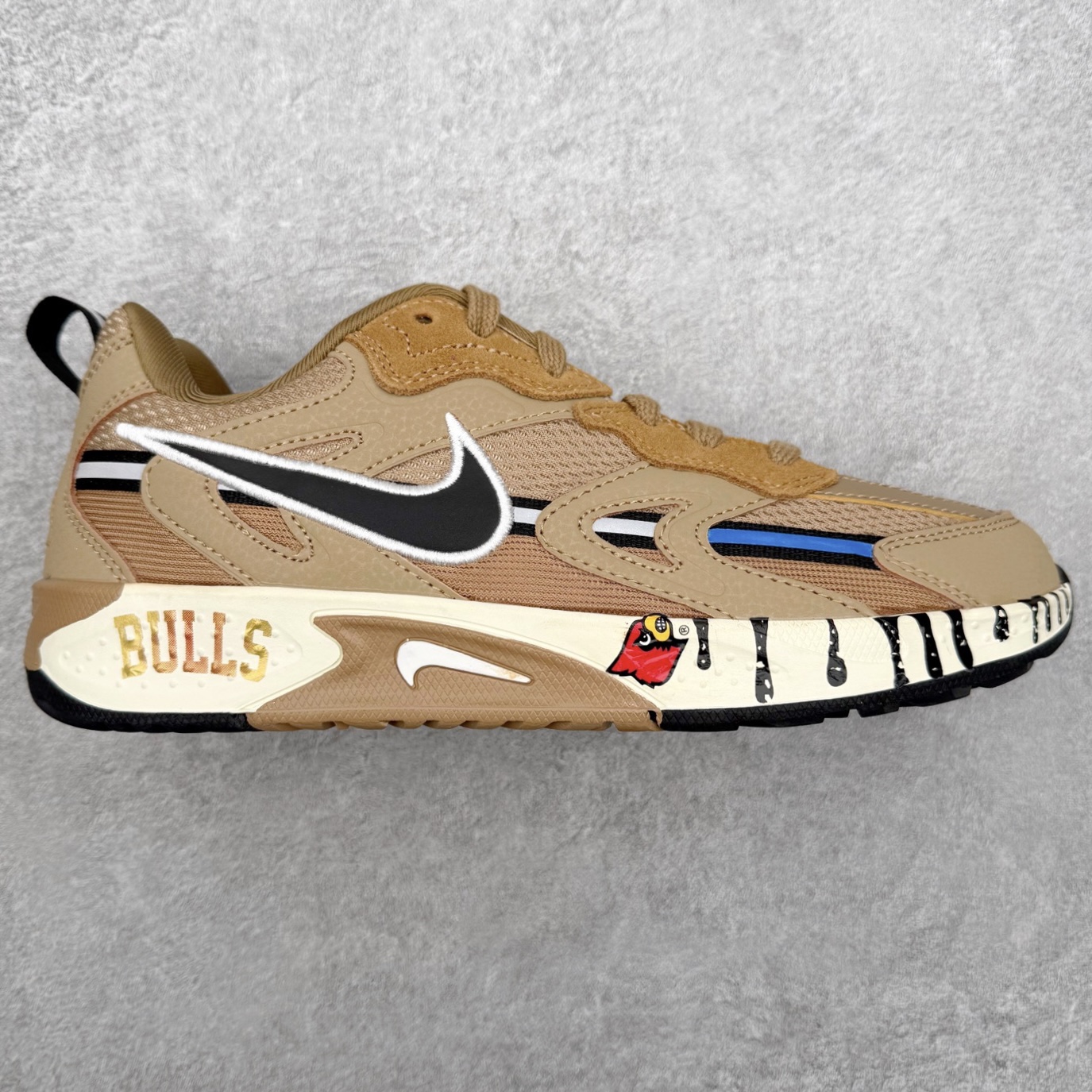 NIKE JAM 系列舒适时尚防滑耐磨低帮生活休闲鞋 采用鞋面合成皮革与网眼布设计 以便于运动员在霹雳舞运动中的保护和耐穿 中底设计细节采用翻转SWOOSH设计 使得倒立动作时更显帅气 鞋子中的整体结构下降 有助于提供更好的缓震效果 设计语言来与NIKE 2000年跑跑鞋中汲取的材料组合以及设计语言 鞋子在线条处大量采用反光效果 尺码：36 36.5 37.5 38 38.5 39 40 40.5 41 42 42.5 43 44 44.5 45-选品中心