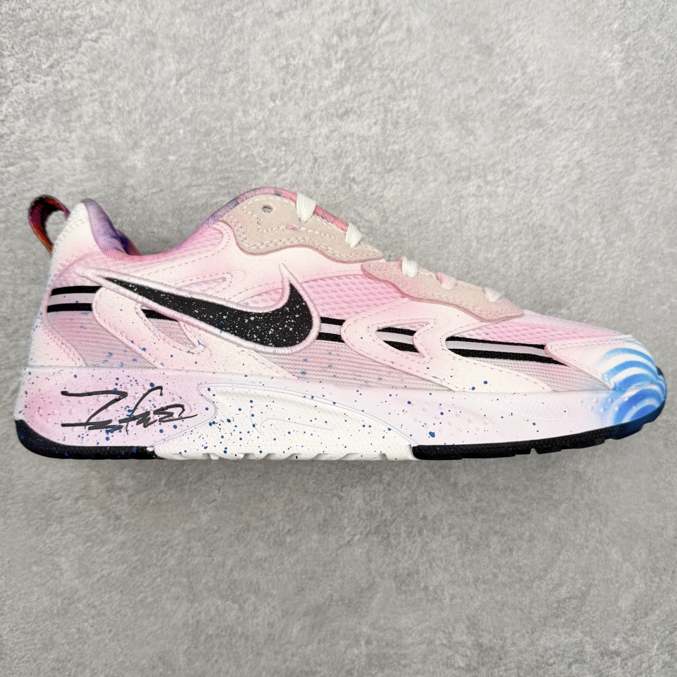 NIKE JAM 系列舒适时尚防滑耐磨低帮生活休闲鞋 采用鞋面合成皮革与网眼布设计 以便于运动员在霹雳舞运动中的保护和耐穿 中底设计细节采用翻转SWOOSH设计 使得倒立动作时更显帅气 鞋子中的整体结构下降 有助于提供更好的缓震效果 设计语言来与NIKE 2000年跑跑鞋中汲取的材料组合以及设计语言 鞋子在线条处大量采用反光效果 尺码：36 36.5 37.5 38 38.5 39 40 40.5 41 42 42.5 43 44 44.5 45-选品中心