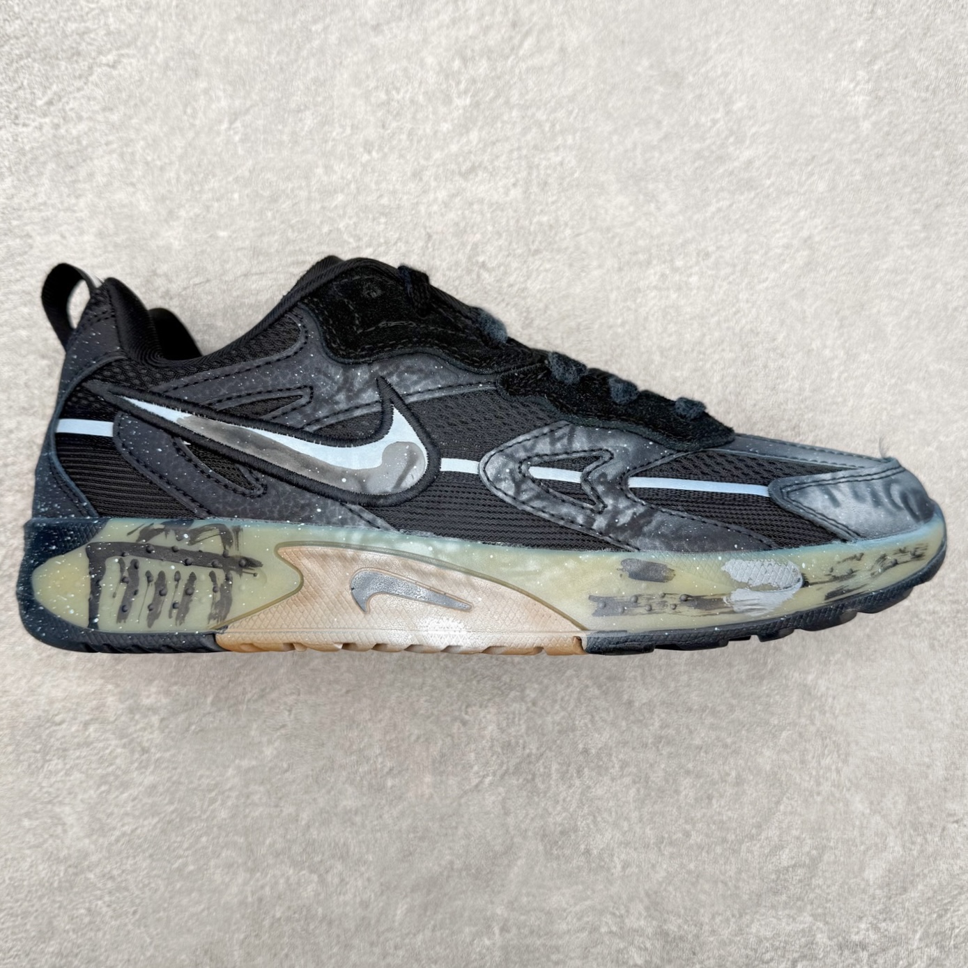 NIKE JAM 系列舒适时尚防滑耐磨低帮生活休闲鞋 采用鞋面合成皮革与网眼布设计 以便于运动员在霹雳舞运动中的保护和耐穿 中底设计细节采用翻转SWOOSH设计 使得倒立动作时更显帅气 鞋子中的整体结构下降 有助于提供更好的缓震效果 设计语言来与NIKE 2000年跑跑鞋中汲取的材料组合以及设计语言 鞋子在线条处大量采用反光效果 尺码：36 36.5 37.5 38 38.5 39 40 40.5 41 42 42.5 43 44 44.5 45-选品中心