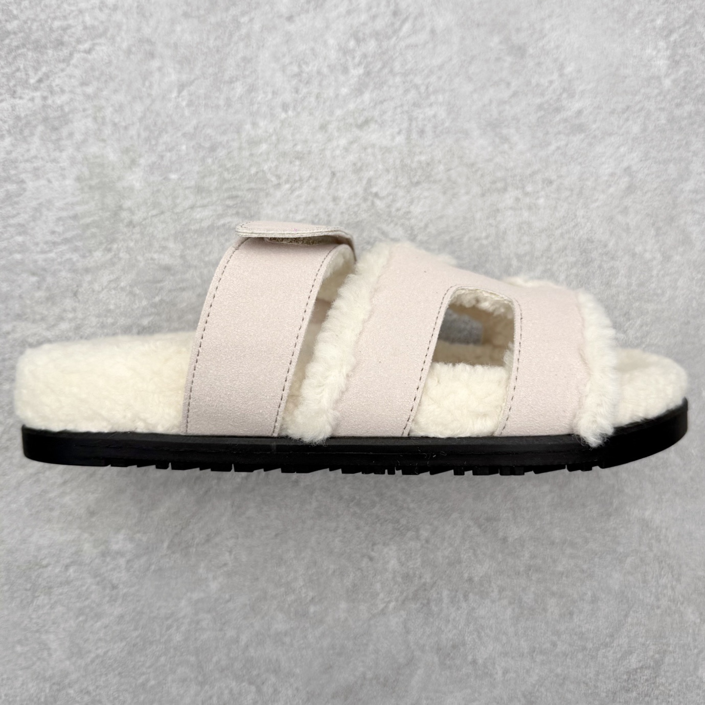 爱马仕经典爆款二舅羊毛拖火爆来袭 小红书爆款 秋冬穿搭必单品居家 出街百搭时尚超洋气配色极其丰富多彩 行走的托斯卡纳风 TPR防滑大底超轻盈 上脚超舒适无束缚感 尺码：35 36 37 38 39 40-选品中心