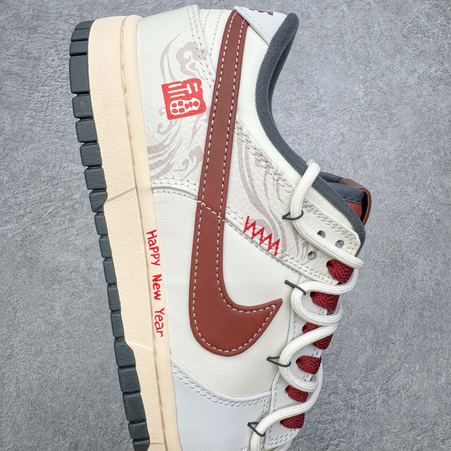 图片[6]-＃YC纯原 NK Dunk Low 午马纳福 IM6670-202 当复古米白浸染时光，「午马」驭风，踏云而行;鞋侧云纹似流云舒展，托起一枚朱红“福”字印章，是传统祝福，也是潮流烙印。Swoosh以朱砂红沉淀质感，勾勒出的东方气韵，恰似年节里隐约的光。「纳福」入履，步步生风，让经典新生，使福蕴其中。定制系列天花板 无原鞋不开发 全系列得物原鞋一比一校对开发 配色持续更新中 终端对接 优势输出 全套原厂楦头原纸板数据档案倾力打造 原汁原味莞产 极致还原 圈内最强针车工艺 高端零售指定版 广东原厂配套原盒原标 鞋盒分三个尺码段 原厂冲刀 超高清洁度 全鞋零毛边皮料切割 采用原厂百宏鞋带以及原厂百宏织唛舌标 内标可供原厂几率过验 进口原装条纹中底布 四线拉帮白色点胶 原厂拉帮手法遵循公司 原厂电绣 极致还原 SIZE 40 40.5 41 42 42.5 43 44 44.5 45 46-选品中心