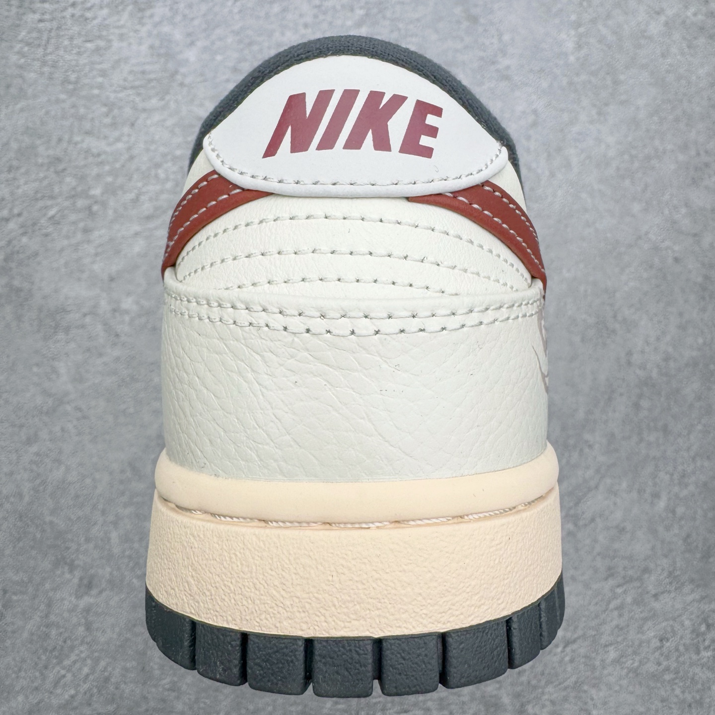 图片[8]-＃YC纯原 NK Dunk Low 午马纳福 IM6670-202 当复古米白浸染时光，「午马」驭风，踏云而行;鞋侧云纹似流云舒展，托起一枚朱红“福”字印章，是传统祝福，也是潮流烙印。Swoosh以朱砂红沉淀质感，勾勒出的东方气韵，恰似年节里隐约的光。「纳福」入履，步步生风，让经典新生，使福蕴其中。定制系列天花板 无原鞋不开发 全系列得物原鞋一比一校对开发 配色持续更新中 终端对接 优势输出 全套原厂楦头原纸板数据档案倾力打造 原汁原味莞产 极致还原 圈内最强针车工艺 高端零售指定版 广东原厂配套原盒原标 鞋盒分三个尺码段 原厂冲刀 超高清洁度 全鞋零毛边皮料切割 采用原厂百宏鞋带以及原厂百宏织唛舌标 内标可供原厂几率过验 进口原装条纹中底布 四线拉帮白色点胶 原厂拉帮手法遵循公司 原厂电绣 极致还原 SIZE 40 40.5 41 42 42.5 43 44 44.5 45 46-选品中心