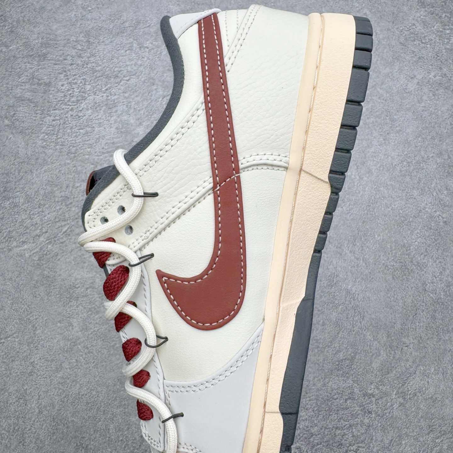 图片[7]-＃YC纯原 NK Dunk Low 午马纳福 IM6670-202 当复古米白浸染时光，「午马」驭风，踏云而行;鞋侧云纹似流云舒展，托起一枚朱红“福”字印章，是传统祝福，也是潮流烙印。Swoosh以朱砂红沉淀质感，勾勒出的东方气韵，恰似年节里隐约的光。「纳福」入履，步步生风，让经典新生，使福蕴其中。定制系列天花板 无原鞋不开发 全系列得物原鞋一比一校对开发 配色持续更新中 终端对接 优势输出 全套原厂楦头原纸板数据档案倾力打造 原汁原味莞产 极致还原 圈内最强针车工艺 高端零售指定版 广东原厂配套原盒原标 鞋盒分三个尺码段 原厂冲刀 超高清洁度 全鞋零毛边皮料切割 采用原厂百宏鞋带以及原厂百宏织唛舌标 内标可供原厂几率过验 进口原装条纹中底布 四线拉帮白色点胶 原厂拉帮手法遵循公司 原厂电绣 极致还原 SIZE 40 40.5 41 42 42.5 43 44 44.5 45 46-选品中心