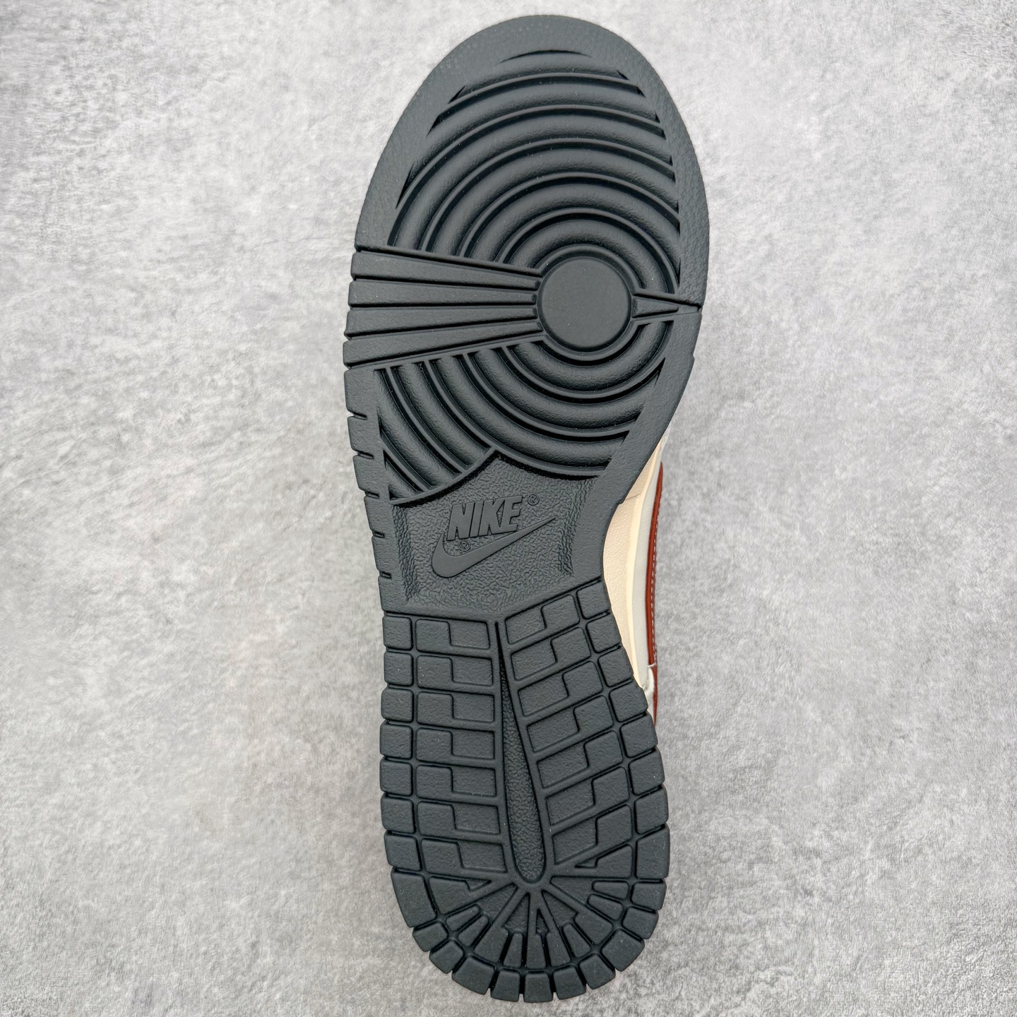 图片[9]-＃YC纯原 NK Dunk Low 午马纳福 IM6670-202 当复古米白浸染时光，「午马」驭风，踏云而行;鞋侧云纹似流云舒展，托起一枚朱红“福”字印章，是传统祝福，也是潮流烙印。Swoosh以朱砂红沉淀质感，勾勒出的东方气韵，恰似年节里隐约的光。「纳福」入履，步步生风，让经典新生，使福蕴其中。定制系列天花板 无原鞋不开发 全系列得物原鞋一比一校对开发 配色持续更新中 终端对接 优势输出 全套原厂楦头原纸板数据档案倾力打造 原汁原味莞产 极致还原 圈内最强针车工艺 高端零售指定版 广东原厂配套原盒原标 鞋盒分三个尺码段 原厂冲刀 超高清洁度 全鞋零毛边皮料切割 采用原厂百宏鞋带以及原厂百宏织唛舌标 内标可供原厂几率过验 进口原装条纹中底布 四线拉帮白色点胶 原厂拉帮手法遵循公司 原厂电绣 极致还原 SIZE 40 40.5 41 42 42.5 43 44 44.5 45 46-选品中心