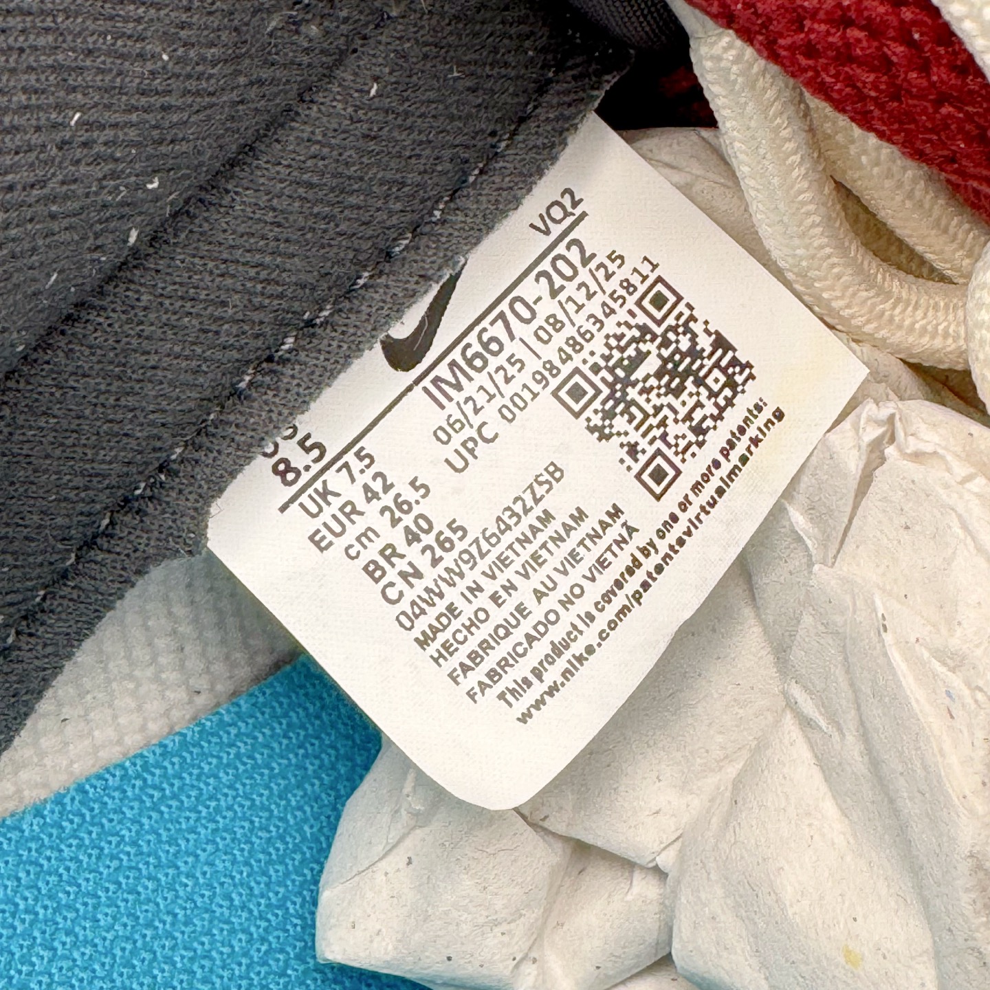 图片[12]-＃YC纯原 NK Dunk Low 午马纳福 IM6670-202 当复古米白浸染时光，「午马」驭风，踏云而行;鞋侧云纹似流云舒展，托起一枚朱红“福”字印章，是传统祝福，也是潮流烙印。Swoosh以朱砂红沉淀质感，勾勒出的东方气韵，恰似年节里隐约的光。「纳福」入履，步步生风，让经典新生，使福蕴其中。定制系列天花板 无原鞋不开发 全系列得物原鞋一比一校对开发 配色持续更新中 终端对接 优势输出 全套原厂楦头原纸板数据档案倾力打造 原汁原味莞产 极致还原 圈内最强针车工艺 高端零售指定版 广东原厂配套原盒原标 鞋盒分三个尺码段 原厂冲刀 超高清洁度 全鞋零毛边皮料切割 采用原厂百宏鞋带以及原厂百宏织唛舌标 内标可供原厂几率过验 进口原装条纹中底布 四线拉帮白色点胶 原厂拉帮手法遵循公司 原厂电绣 极致还原 SIZE 40 40.5 41 42 42.5 43 44 44.5 45 46-选品中心