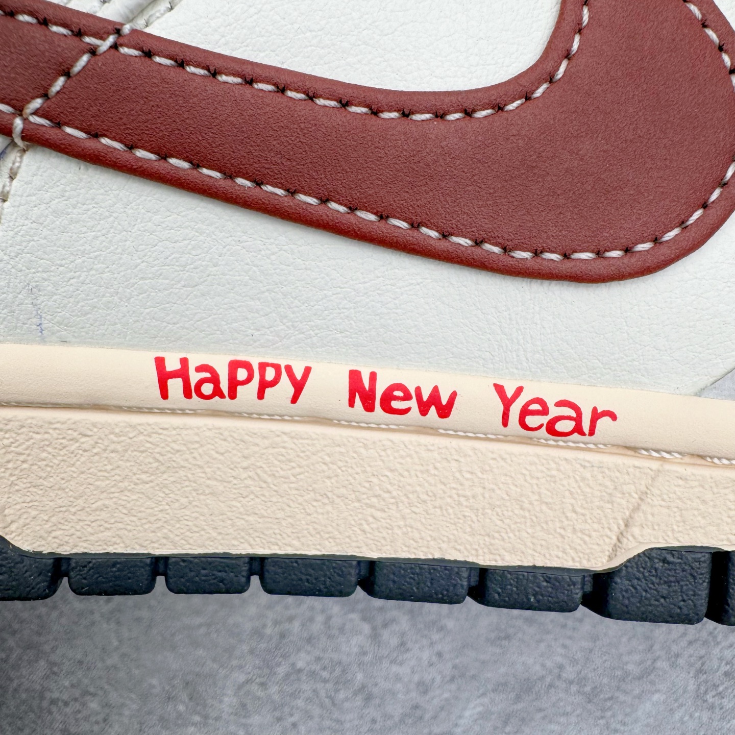 图片[14]-＃YC纯原 NK Dunk Low 午马纳福 IM6670-202 当复古米白浸染时光，「午马」驭风，踏云而行;鞋侧云纹似流云舒展，托起一枚朱红“福”字印章，是传统祝福，也是潮流烙印。Swoosh以朱砂红沉淀质感，勾勒出的东方气韵，恰似年节里隐约的光。「纳福」入履，步步生风，让经典新生，使福蕴其中。定制系列天花板 无原鞋不开发 全系列得物原鞋一比一校对开发 配色持续更新中 终端对接 优势输出 全套原厂楦头原纸板数据档案倾力打造 原汁原味莞产 极致还原 圈内最强针车工艺 高端零售指定版 广东原厂配套原盒原标 鞋盒分三个尺码段 原厂冲刀 超高清洁度 全鞋零毛边皮料切割 采用原厂百宏鞋带以及原厂百宏织唛舌标 内标可供原厂几率过验 进口原装条纹中底布 四线拉帮白色点胶 原厂拉帮手法遵循公司 原厂电绣 极致还原 SIZE 40 40.5 41 42 42.5 43 44 44.5 45 46-选品中心