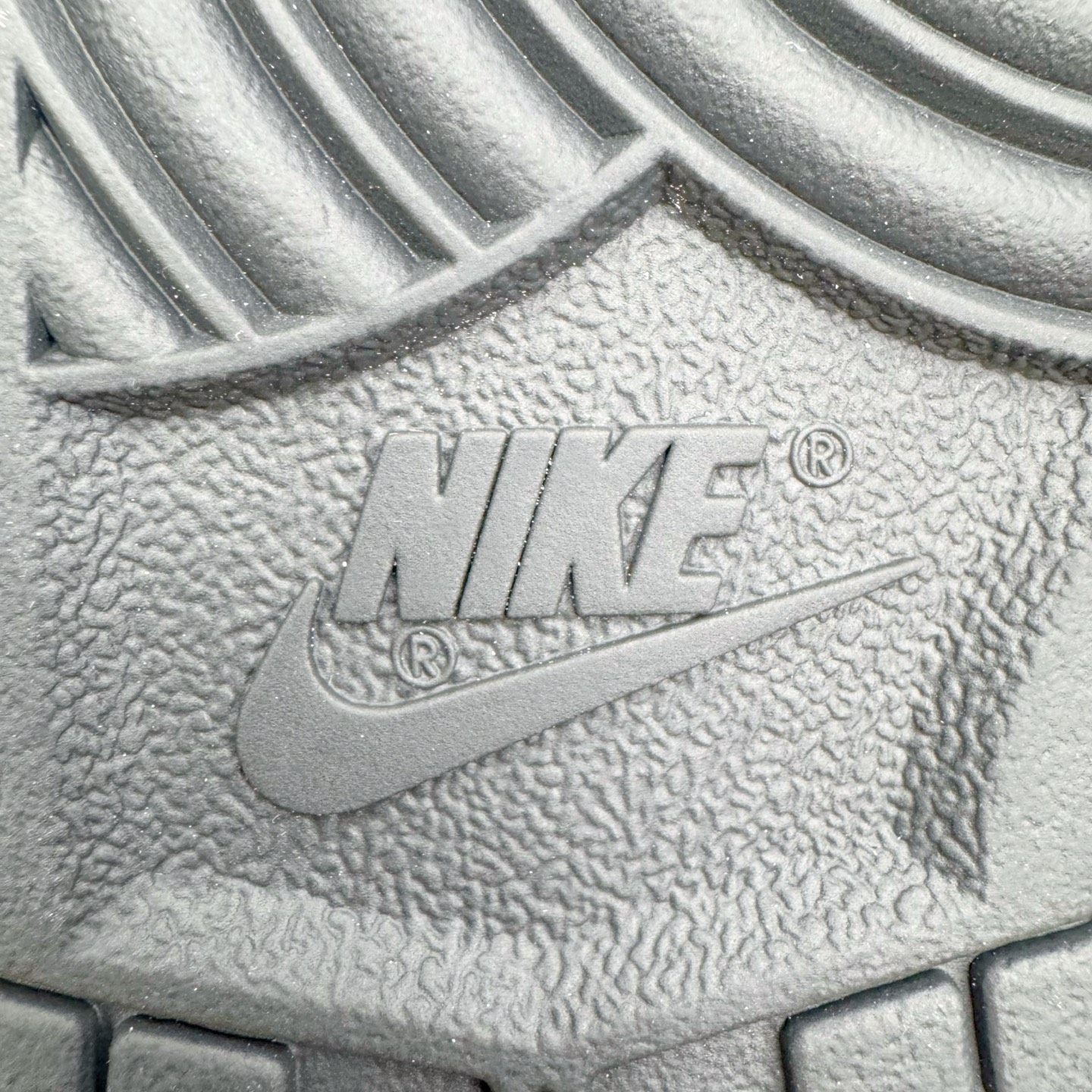 图片[21]-＃YC纯原 NK Dunk Low 午马纳福 IM6670-202 当复古米白浸染时光，「午马」驭风，踏云而行;鞋侧云纹似流云舒展，托起一枚朱红“福”字印章，是传统祝福，也是潮流烙印。Swoosh以朱砂红沉淀质感，勾勒出的东方气韵，恰似年节里隐约的光。「纳福」入履，步步生风，让经典新生，使福蕴其中。定制系列天花板 无原鞋不开发 全系列得物原鞋一比一校对开发 配色持续更新中 终端对接 优势输出 全套原厂楦头原纸板数据档案倾力打造 原汁原味莞产 极致还原 圈内最强针车工艺 高端零售指定版 广东原厂配套原盒原标 鞋盒分三个尺码段 原厂冲刀 超高清洁度 全鞋零毛边皮料切割 采用原厂百宏鞋带以及原厂百宏织唛舌标 内标可供原厂几率过验 进口原装条纹中底布 四线拉帮白色点胶 原厂拉帮手法遵循公司 原厂电绣 极致还原 SIZE 40 40.5 41 42 42.5 43 44 44.5 45 46-选品中心