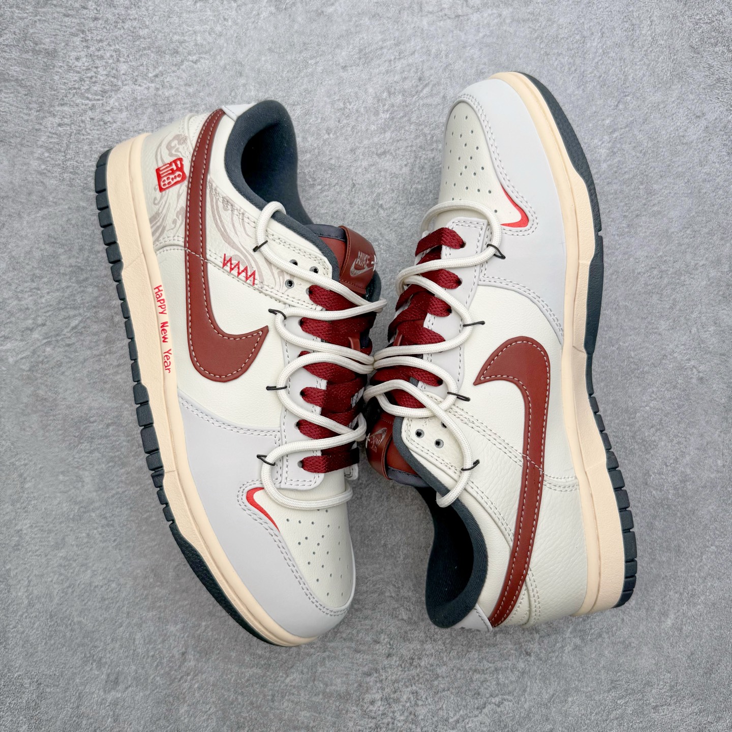 图片[3]-＃YC纯原 NK Dunk Low 午马纳福 IM6670-202 当复古米白浸染时光，「午马」驭风，踏云而行;鞋侧云纹似流云舒展，托起一枚朱红“福”字印章，是传统祝福，也是潮流烙印。Swoosh以朱砂红沉淀质感，勾勒出的东方气韵，恰似年节里隐约的光。「纳福」入履，步步生风，让经典新生，使福蕴其中。定制系列天花板 无原鞋不开发 全系列得物原鞋一比一校对开发 配色持续更新中 终端对接 优势输出 全套原厂楦头原纸板数据档案倾力打造 原汁原味莞产 极致还原 圈内最强针车工艺 高端零售指定版 广东原厂配套原盒原标 鞋盒分三个尺码段 原厂冲刀 超高清洁度 全鞋零毛边皮料切割 采用原厂百宏鞋带以及原厂百宏织唛舌标 内标可供原厂几率过验 进口原装条纹中底布 四线拉帮白色点胶 原厂拉帮手法遵循公司 原厂电绣 极致还原 SIZE 40 40.5 41 42 42.5 43 44 44.5 45 46-选品中心