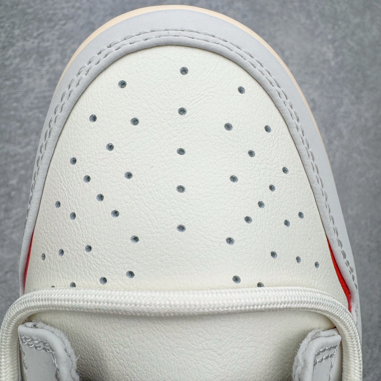 图片[16]-＃YC纯原 NK Dunk Low 午马纳福 IM6670-202 当复古米白浸染时光，「午马」驭风，踏云而行;鞋侧云纹似流云舒展，托起一枚朱红“福”字印章，是传统祝福，也是潮流烙印。Swoosh以朱砂红沉淀质感，勾勒出的东方气韵，恰似年节里隐约的光。「纳福」入履，步步生风，让经典新生，使福蕴其中。定制系列天花板 无原鞋不开发 全系列得物原鞋一比一校对开发 配色持续更新中 终端对接 优势输出 全套原厂楦头原纸板数据档案倾力打造 原汁原味莞产 极致还原 圈内最强针车工艺 高端零售指定版 广东原厂配套原盒原标 鞋盒分三个尺码段 原厂冲刀 超高清洁度 全鞋零毛边皮料切割 采用原厂百宏鞋带以及原厂百宏织唛舌标 内标可供原厂几率过验 进口原装条纹中底布 四线拉帮白色点胶 原厂拉帮手法遵循公司 原厂电绣 极致还原 SIZE 40 40.5 41 42 42.5 43 44 44.5 45 46-选品中心