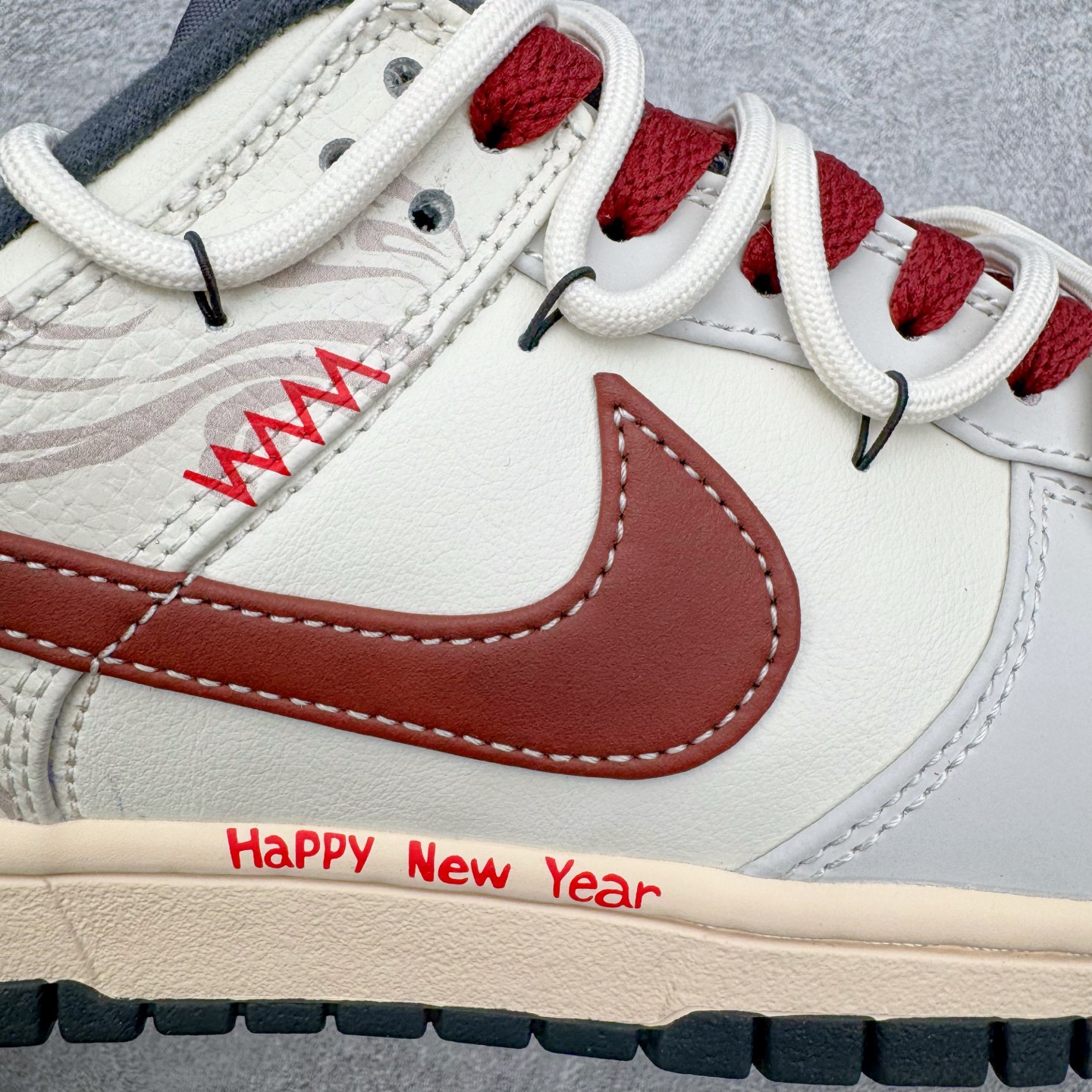 图片[19]-＃YC纯原 NK Dunk Low 午马纳福 IM6670-202 当复古米白浸染时光，「午马」驭风，踏云而行;鞋侧云纹似流云舒展，托起一枚朱红“福”字印章，是传统祝福，也是潮流烙印。Swoosh以朱砂红沉淀质感，勾勒出的东方气韵，恰似年节里隐约的光。「纳福」入履，步步生风，让经典新生，使福蕴其中。定制系列天花板 无原鞋不开发 全系列得物原鞋一比一校对开发 配色持续更新中 终端对接 优势输出 全套原厂楦头原纸板数据档案倾力打造 原汁原味莞产 极致还原 圈内最强针车工艺 高端零售指定版 广东原厂配套原盒原标 鞋盒分三个尺码段 原厂冲刀 超高清洁度 全鞋零毛边皮料切割 采用原厂百宏鞋带以及原厂百宏织唛舌标 内标可供原厂几率过验 进口原装条纹中底布 四线拉帮白色点胶 原厂拉帮手法遵循公司 原厂电绣 极致还原 SIZE 40 40.5 41 42 42.5 43 44 44.5 45 46-选品中心