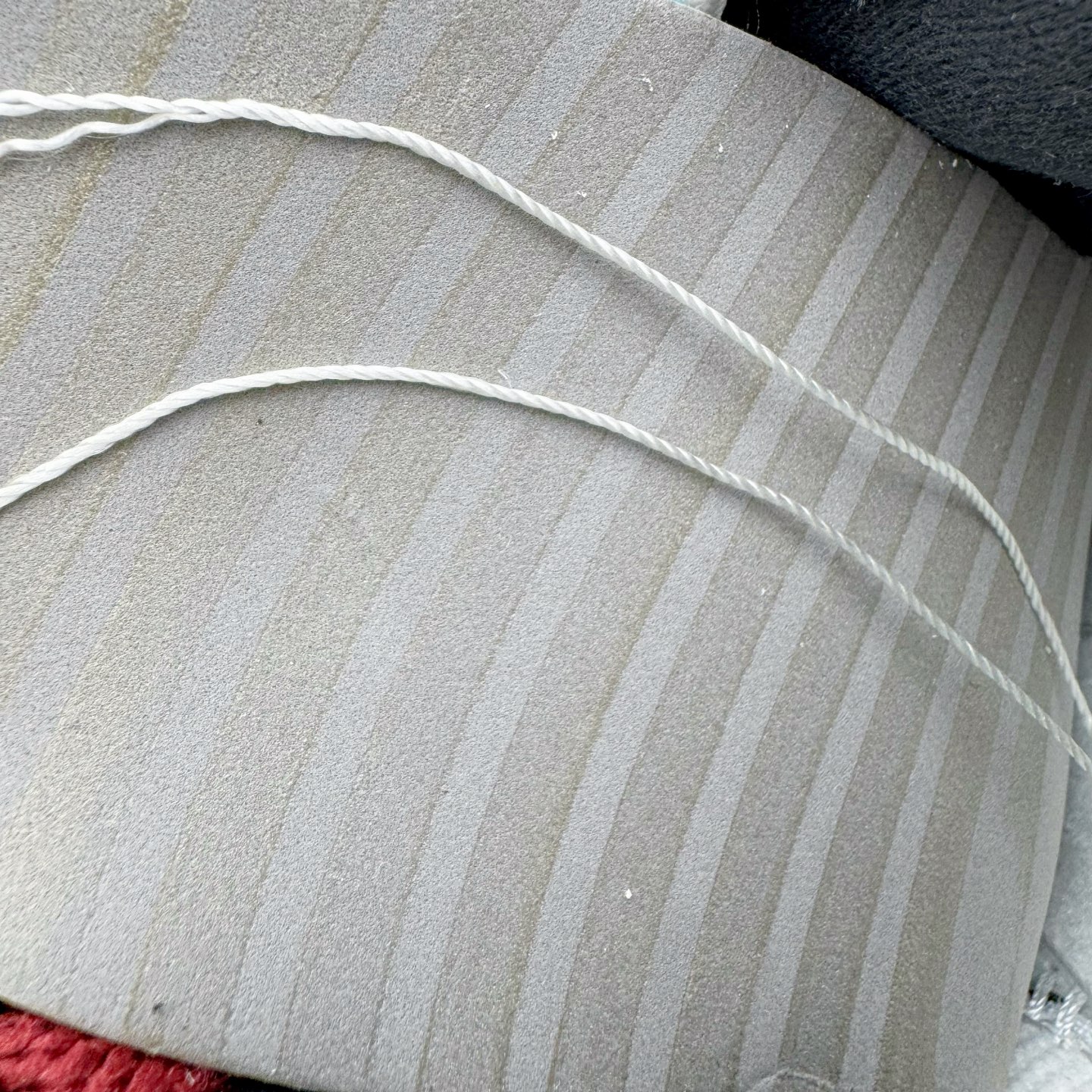 图片[11]-＃YC纯原 NK Dunk Low 午马纳福 IM6670-202 当复古米白浸染时光，「午马」驭风，踏云而行;鞋侧云纹似流云舒展，托起一枚朱红“福”字印章，是传统祝福，也是潮流烙印。Swoosh以朱砂红沉淀质感，勾勒出的东方气韵，恰似年节里隐约的光。「纳福」入履，步步生风，让经典新生，使福蕴其中。定制系列天花板 无原鞋不开发 全系列得物原鞋一比一校对开发 配色持续更新中 终端对接 优势输出 全套原厂楦头原纸板数据档案倾力打造 原汁原味莞产 极致还原 圈内最强针车工艺 高端零售指定版 广东原厂配套原盒原标 鞋盒分三个尺码段 原厂冲刀 超高清洁度 全鞋零毛边皮料切割 采用原厂百宏鞋带以及原厂百宏织唛舌标 内标可供原厂几率过验 进口原装条纹中底布 四线拉帮白色点胶 原厂拉帮手法遵循公司 原厂电绣 极致还原 SIZE 40 40.5 41 42 42.5 43 44 44.5 45 46-选品中心