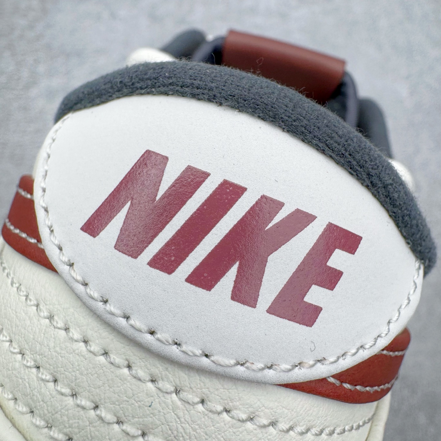 图片[13]-＃YC纯原 NK Dunk Low 午马纳福 IM6670-202 当复古米白浸染时光，「午马」驭风，踏云而行;鞋侧云纹似流云舒展，托起一枚朱红“福”字印章，是传统祝福，也是潮流烙印。Swoosh以朱砂红沉淀质感，勾勒出的东方气韵，恰似年节里隐约的光。「纳福」入履，步步生风，让经典新生，使福蕴其中。定制系列天花板 无原鞋不开发 全系列得物原鞋一比一校对开发 配色持续更新中 终端对接 优势输出 全套原厂楦头原纸板数据档案倾力打造 原汁原味莞产 极致还原 圈内最强针车工艺 高端零售指定版 广东原厂配套原盒原标 鞋盒分三个尺码段 原厂冲刀 超高清洁度 全鞋零毛边皮料切割 采用原厂百宏鞋带以及原厂百宏织唛舌标 内标可供原厂几率过验 进口原装条纹中底布 四线拉帮白色点胶 原厂拉帮手法遵循公司 原厂电绣 极致还原 SIZE 40 40.5 41 42 42.5 43 44 44.5 45 46-选品中心