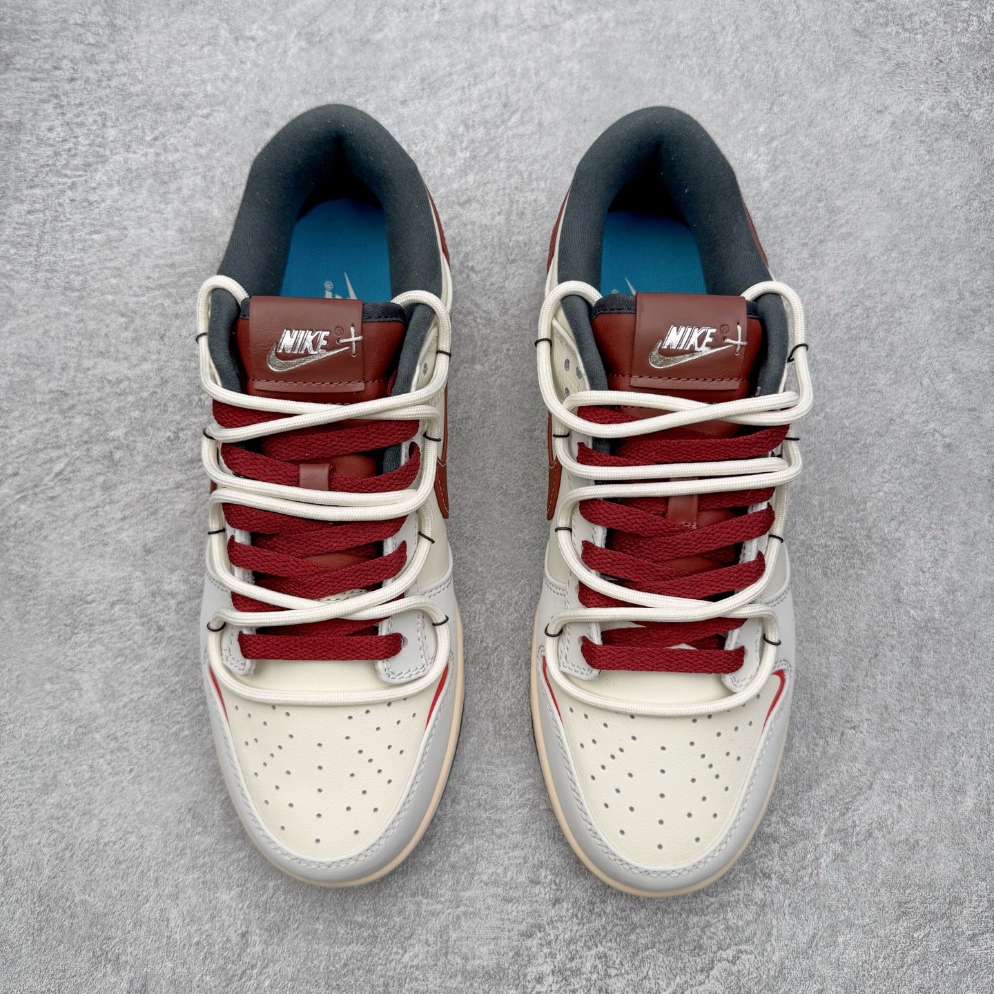 图片[2]-＃YC纯原 NK Dunk Low 午马纳福 IM6670-202 当复古米白浸染时光，「午马」驭风，踏云而行;鞋侧云纹似流云舒展，托起一枚朱红“福”字印章，是传统祝福，也是潮流烙印。Swoosh以朱砂红沉淀质感，勾勒出的东方气韵，恰似年节里隐约的光。「纳福」入履，步步生风，让经典新生，使福蕴其中。定制系列天花板 无原鞋不开发 全系列得物原鞋一比一校对开发 配色持续更新中 终端对接 优势输出 全套原厂楦头原纸板数据档案倾力打造 原汁原味莞产 极致还原 圈内最强针车工艺 高端零售指定版 广东原厂配套原盒原标 鞋盒分三个尺码段 原厂冲刀 超高清洁度 全鞋零毛边皮料切割 采用原厂百宏鞋带以及原厂百宏织唛舌标 内标可供原厂几率过验 进口原装条纹中底布 四线拉帮白色点胶 原厂拉帮手法遵循公司 原厂电绣 极致还原 SIZE 40 40.5 41 42 42.5 43 44 44.5 45 46-选品中心