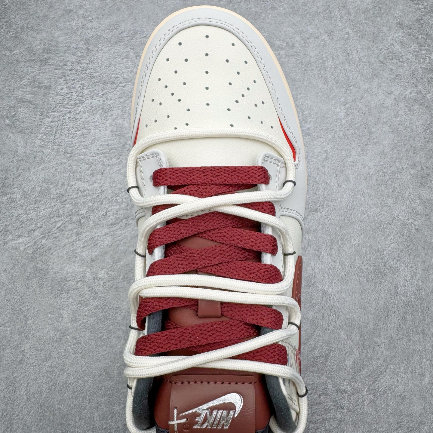 图片[4]-＃YC纯原 NK Dunk Low 午马纳福 IM6670-202 当复古米白浸染时光，「午马」驭风，踏云而行;鞋侧云纹似流云舒展，托起一枚朱红“福”字印章，是传统祝福，也是潮流烙印。Swoosh以朱砂红沉淀质感，勾勒出的东方气韵，恰似年节里隐约的光。「纳福」入履，步步生风，让经典新生，使福蕴其中。定制系列天花板 无原鞋不开发 全系列得物原鞋一比一校对开发 配色持续更新中 终端对接 优势输出 全套原厂楦头原纸板数据档案倾力打造 原汁原味莞产 极致还原 圈内最强针车工艺 高端零售指定版 广东原厂配套原盒原标 鞋盒分三个尺码段 原厂冲刀 超高清洁度 全鞋零毛边皮料切割 采用原厂百宏鞋带以及原厂百宏织唛舌标 内标可供原厂几率过验 进口原装条纹中底布 四线拉帮白色点胶 原厂拉帮手法遵循公司 原厂电绣 极致还原 SIZE 40 40.5 41 42 42.5 43 44 44.5 45 46-选品中心