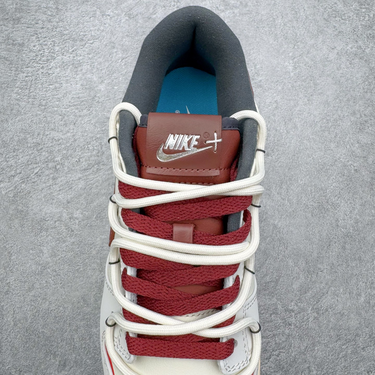 图片[5]-＃YC纯原 NK Dunk Low 午马纳福 IM6670-202 当复古米白浸染时光，「午马」驭风，踏云而行;鞋侧云纹似流云舒展，托起一枚朱红“福”字印章，是传统祝福，也是潮流烙印。Swoosh以朱砂红沉淀质感，勾勒出的东方气韵，恰似年节里隐约的光。「纳福」入履，步步生风，让经典新生，使福蕴其中。定制系列天花板 无原鞋不开发 全系列得物原鞋一比一校对开发 配色持续更新中 终端对接 优势输出 全套原厂楦头原纸板数据档案倾力打造 原汁原味莞产 极致还原 圈内最强针车工艺 高端零售指定版 广东原厂配套原盒原标 鞋盒分三个尺码段 原厂冲刀 超高清洁度 全鞋零毛边皮料切割 采用原厂百宏鞋带以及原厂百宏织唛舌标 内标可供原厂几率过验 进口原装条纹中底布 四线拉帮白色点胶 原厂拉帮手法遵循公司 原厂电绣 极致还原 SIZE 40 40.5 41 42 42.5 43 44 44.5 45 46-选品中心