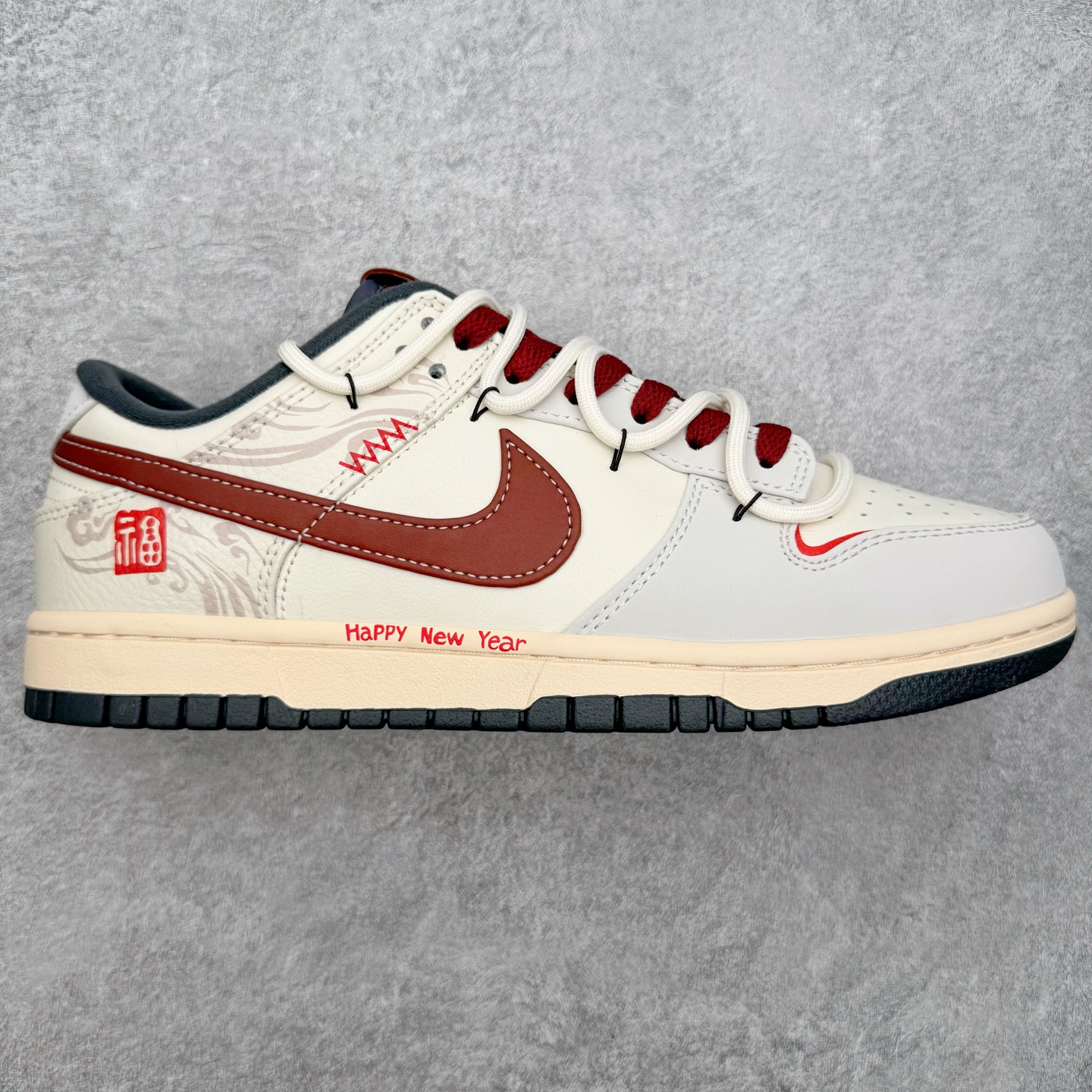 ＃YC纯原 NK Dunk Low 午马纳福 IM6670-202 当复古米白浸染时光，「午马」驭风，踏云而行;鞋侧云纹似流云舒展，托起一枚朱红“福”字印章，是传统祝福，也是潮流烙印。Swoosh以朱砂红沉淀质感，勾勒出的东方气韵，恰似年节里隐约的光。「纳福」入履，步步生风，让经典新生，使福蕴其中。定制系列天花板 无原鞋不开发 全系列得物原鞋一比一校对开发 配色持续更新中 终端对接 优势输出 全套原厂楦头原纸板数据档案倾力打造 原汁原味莞产 极致还原 圈内最强针车工艺 高端零售指定版 广东原厂配套原盒原标 鞋盒分三个尺码段 原厂冲刀 超高清洁度 全鞋零毛边皮料切割 采用原厂百宏鞋带以及原厂百宏织唛舌标 内标可供原厂几率过验 进口原装条纹中底布 四线拉帮白色点胶 原厂拉帮手法遵循公司 原厂电绣 极致还原 SIZE 40 40.5 41 42 42.5 43 44 44.5 45 46-选品中心
