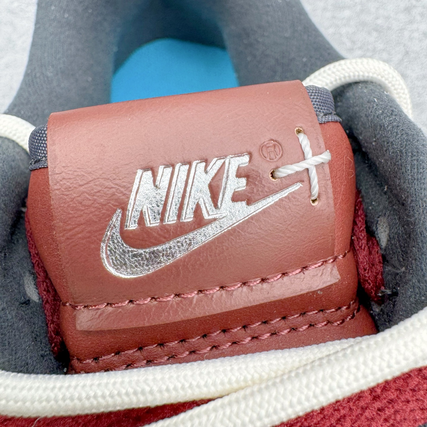 图片[15]-＃YC纯原 NK Dunk Low 午马纳福 IM6670-202 当复古米白浸染时光，「午马」驭风，踏云而行;鞋侧云纹似流云舒展，托起一枚朱红“福”字印章，是传统祝福，也是潮流烙印。Swoosh以朱砂红沉淀质感，勾勒出的东方气韵，恰似年节里隐约的光。「纳福」入履，步步生风，让经典新生，使福蕴其中。定制系列天花板 无原鞋不开发 全系列得物原鞋一比一校对开发 配色持续更新中 终端对接 优势输出 全套原厂楦头原纸板数据档案倾力打造 原汁原味莞产 极致还原 圈内最强针车工艺 高端零售指定版 广东原厂配套原盒原标 鞋盒分三个尺码段 原厂冲刀 超高清洁度 全鞋零毛边皮料切割 采用原厂百宏鞋带以及原厂百宏织唛舌标 内标可供原厂几率过验 进口原装条纹中底布 四线拉帮白色点胶 原厂拉帮手法遵循公司 原厂电绣 极致还原 SIZE 40 40.5 41 42 42.5 43 44 44.5 45 46-选品中心