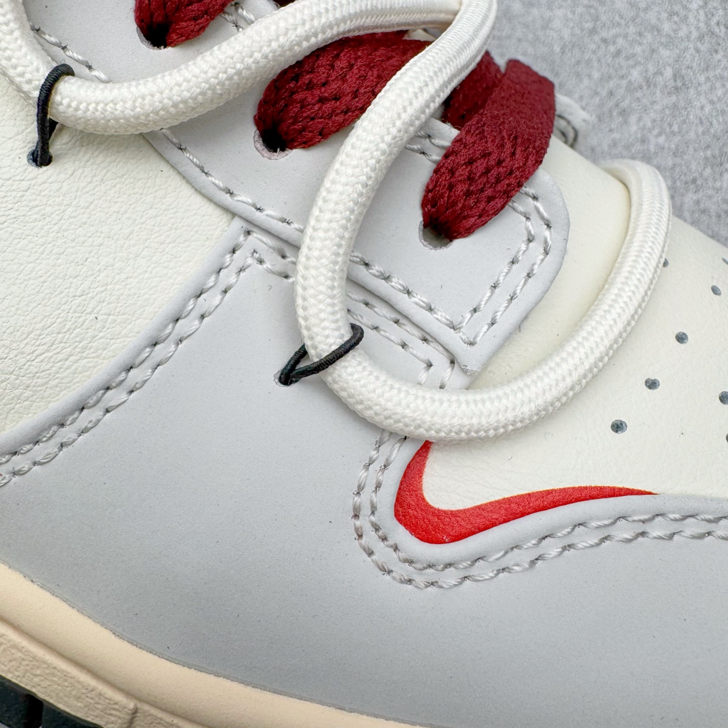 图片[20]-＃YC纯原 NK Dunk Low 午马纳福 IM6670-202 当复古米白浸染时光，「午马」驭风，踏云而行;鞋侧云纹似流云舒展，托起一枚朱红“福”字印章，是传统祝福，也是潮流烙印。Swoosh以朱砂红沉淀质感，勾勒出的东方气韵，恰似年节里隐约的光。「纳福」入履，步步生风，让经典新生，使福蕴其中。定制系列天花板 无原鞋不开发 全系列得物原鞋一比一校对开发 配色持续更新中 终端对接 优势输出 全套原厂楦头原纸板数据档案倾力打造 原汁原味莞产 极致还原 圈内最强针车工艺 高端零售指定版 广东原厂配套原盒原标 鞋盒分三个尺码段 原厂冲刀 超高清洁度 全鞋零毛边皮料切割 采用原厂百宏鞋带以及原厂百宏织唛舌标 内标可供原厂几率过验 进口原装条纹中底布 四线拉帮白色点胶 原厂拉帮手法遵循公司 原厂电绣 极致还原 SIZE 40 40.5 41 42 42.5 43 44 44.5 45 46-选品中心