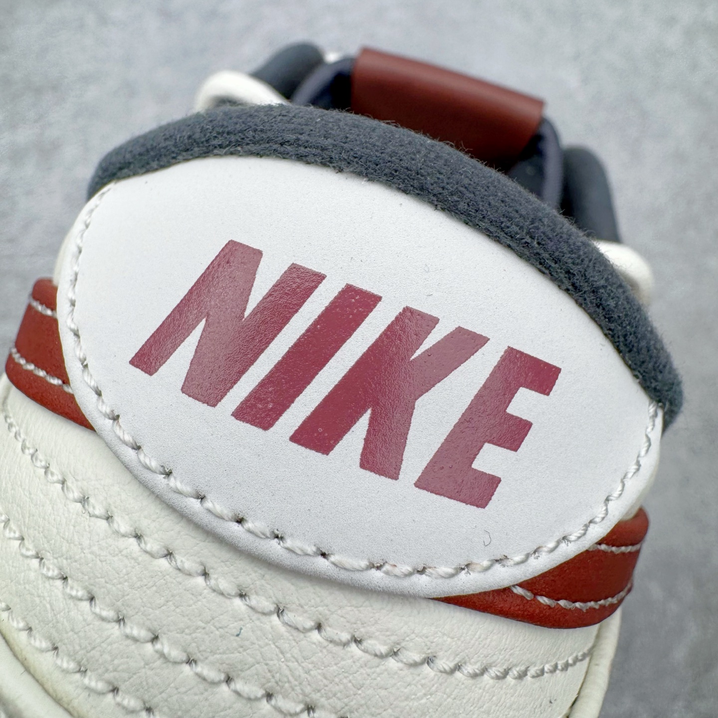 图片[17]-＃YC纯原 NK Dunk Low 午马纳福 IM6670-202 当复古米白浸染时光，「午马」驭风，踏云而行;鞋侧云纹似流云舒展，托起一枚朱红“福”字印章，是传统祝福，也是潮流烙印。Swoosh以朱砂红沉淀质感，勾勒出的东方气韵，恰似年节里隐约的光。「纳福」入履，步步生风，让经典新生，使福蕴其中。定制系列天花板 无原鞋不开发 全系列得物原鞋一比一校对开发 配色持续更新中 终端对接 优势输出 全套原厂楦头原纸板数据档案倾力打造 原汁原味莞产 极致还原 圈内最强针车工艺 高端零售指定版 广东原厂配套原盒原标 鞋盒分三个尺码段 原厂冲刀 超高清洁度 全鞋零毛边皮料切割 采用原厂百宏鞋带以及原厂百宏织唛舌标 内标可供原厂几率过验 进口原装条纹中底布 四线拉帮白色点胶 原厂拉帮手法遵循公司 原厂电绣 极致还原 SIZE 40 40.5 41 42 42.5 43 44 44.5 45 46-选品中心