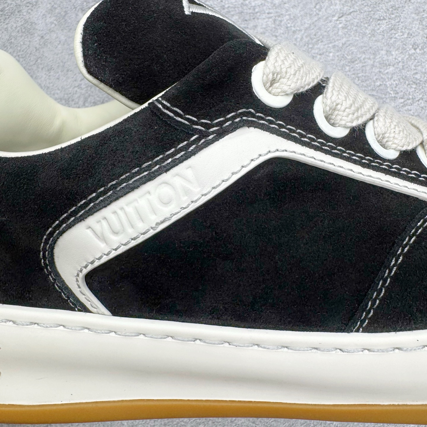 图片[17]-＃GD广顶 路易威登LOUIS VUITTON lv Tilted Low Sneakers 倾斜系列低帮复古休闲运动文化百搭板鞋 Louis Vuitton，法国路威酩轩集团-LVMH旗下品牌，著名奢侈品箱包和皮具品牌，百余年的传奇经典，全球时尚旅行艺术的精致象征。印有“LV”标志这一独特图案的交织字母帆布包，伴随着丰富的传奇色彩和雅典的设计而成为时尚之经典。延续至今，不论后来延伸出来的皮件、丝巾或手表、笔、服装，都是以崇尚精致、品质、舒适的“旅行哲学”，作为设计理念。尺码：39 40 41 42 43 44 45-选品中心
