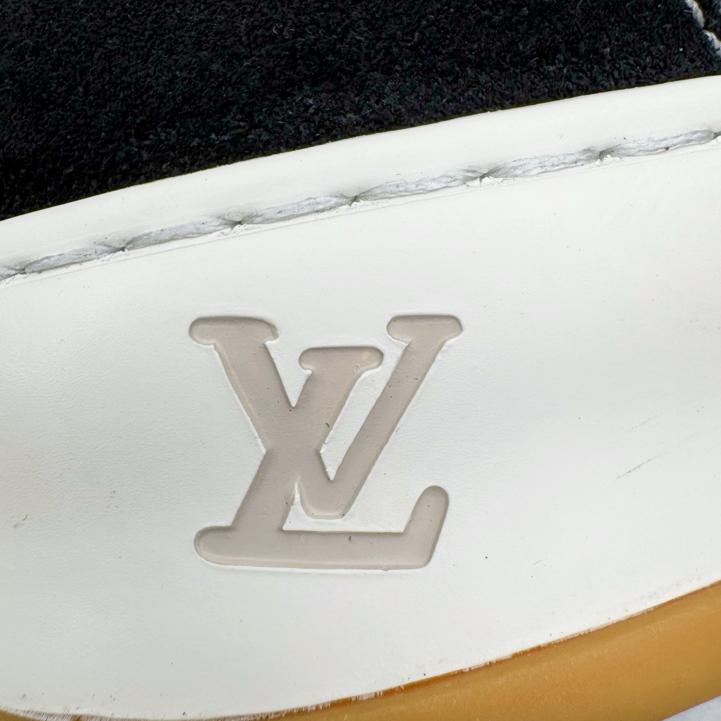 图片[16]-＃GD广顶 路易威登LOUIS VUITTON lv Tilted Low Sneakers 倾斜系列低帮复古休闲运动文化百搭板鞋 Louis Vuitton，法国路威酩轩集团-LVMH旗下品牌，著名奢侈品箱包和皮具品牌，百余年的传奇经典，全球时尚旅行艺术的精致象征。印有“LV”标志这一独特图案的交织字母帆布包，伴随着丰富的传奇色彩和雅典的设计而成为时尚之经典。延续至今，不论后来延伸出来的皮件、丝巾或手表、笔、服装，都是以崇尚精致、品质、舒适的“旅行哲学”，作为设计理念。尺码：39 40 41 42 43 44 45-选品中心
