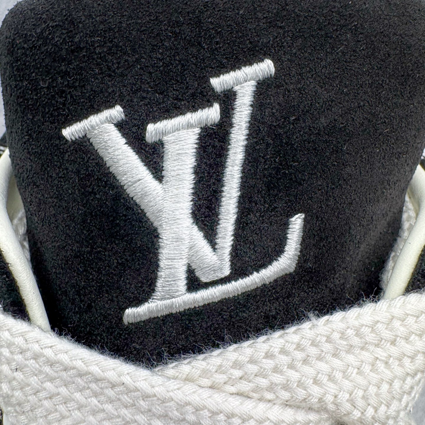 图片[12]-＃GD广顶 路易威登LOUIS VUITTON lv Tilted Low Sneakers 倾斜系列低帮复古休闲运动文化百搭板鞋 Louis Vuitton，法国路威酩轩集团-LVMH旗下品牌，著名奢侈品箱包和皮具品牌，百余年的传奇经典，全球时尚旅行艺术的精致象征。印有“LV”标志这一独特图案的交织字母帆布包，伴随着丰富的传奇色彩和雅典的设计而成为时尚之经典。延续至今，不论后来延伸出来的皮件、丝巾或手表、笔、服装，都是以崇尚精致、品质、舒适的“旅行哲学”，作为设计理念。尺码：39 40 41 42 43 44 45-选品中心