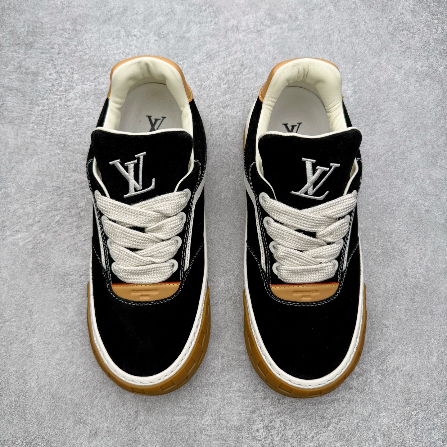 图片[2]-＃GD广顶 路易威登LOUIS VUITTON lv Tilted Low Sneakers 倾斜系列低帮复古休闲运动文化百搭板鞋 Louis Vuitton，法国路威酩轩集团-LVMH旗下品牌，著名奢侈品箱包和皮具品牌，百余年的传奇经典，全球时尚旅行艺术的精致象征。印有“LV”标志这一独特图案的交织字母帆布包，伴随着丰富的传奇色彩和雅典的设计而成为时尚之经典。延续至今，不论后来延伸出来的皮件、丝巾或手表、笔、服装，都是以崇尚精致、品质、舒适的“旅行哲学”，作为设计理念。尺码：39 40 41 42 43 44 45-选品中心