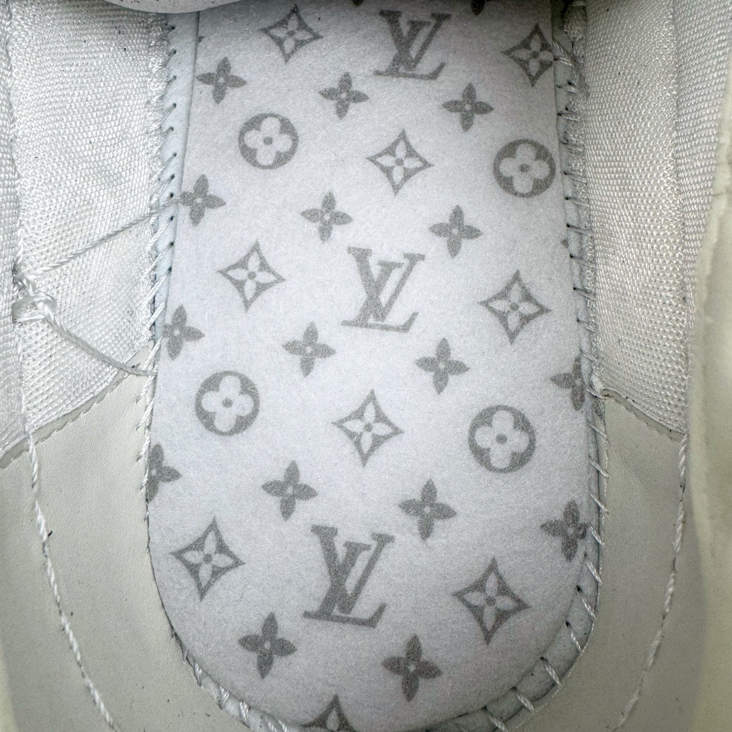图片[10]-＃GD广顶 路易威登LOUIS VUITTON lv Tilted Low Sneakers 倾斜系列低帮复古休闲运动文化百搭板鞋 Louis Vuitton，法国路威酩轩集团-LVMH旗下品牌，著名奢侈品箱包和皮具品牌，百余年的传奇经典，全球时尚旅行艺术的精致象征。印有“LV”标志这一独特图案的交织字母帆布包，伴随着丰富的传奇色彩和雅典的设计而成为时尚之经典。延续至今，不论后来延伸出来的皮件、丝巾或手表、笔、服装，都是以崇尚精致、品质、舒适的“旅行哲学”，作为设计理念。尺码：39 40 41 42 43 44 45-选品中心
