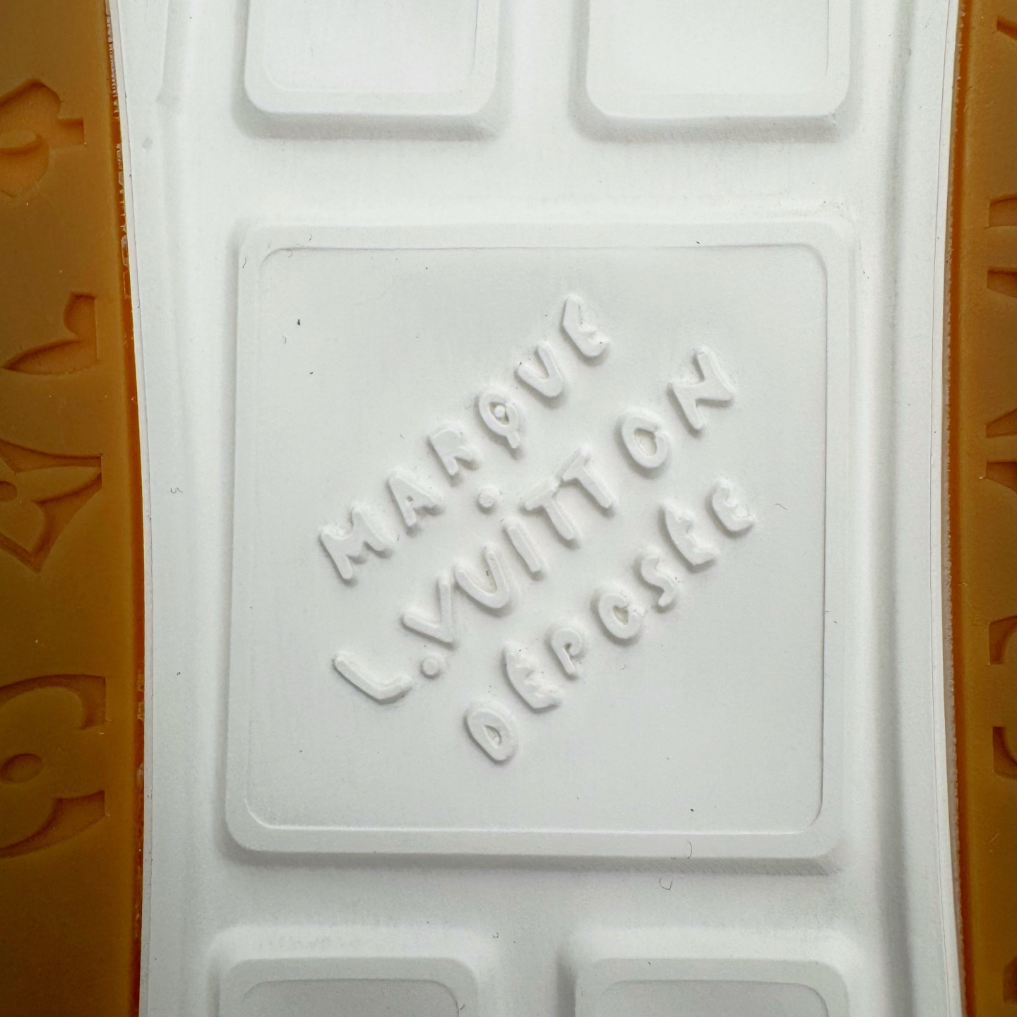 图片[19]-＃GD广顶 路易威登LOUIS VUITTON lv Tilted Low Sneakers 倾斜系列低帮复古休闲运动文化百搭板鞋 Louis Vuitton，法国路威酩轩集团-LVMH旗下品牌，著名奢侈品箱包和皮具品牌，百余年的传奇经典，全球时尚旅行艺术的精致象征。印有“LV”标志这一独特图案的交织字母帆布包，伴随着丰富的传奇色彩和雅典的设计而成为时尚之经典。延续至今，不论后来延伸出来的皮件、丝巾或手表、笔、服装，都是以崇尚精致、品质、舒适的“旅行哲学”，作为设计理念。尺码：39 40 41 42 43 44 45-选品中心