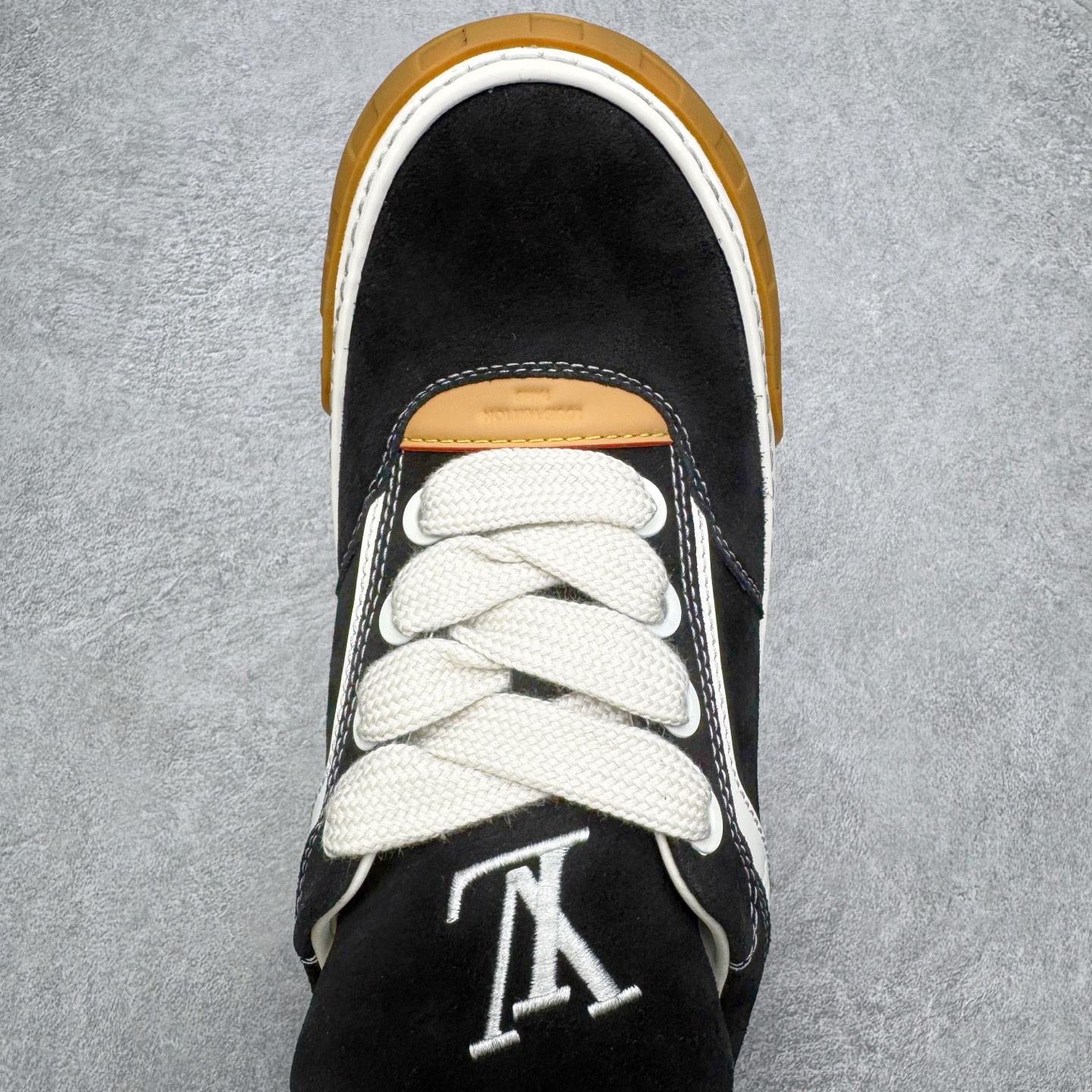 图片[4]-＃GD广顶 路易威登LOUIS VUITTON lv Tilted Low Sneakers 倾斜系列低帮复古休闲运动文化百搭板鞋 Louis Vuitton，法国路威酩轩集团-LVMH旗下品牌，著名奢侈品箱包和皮具品牌，百余年的传奇经典，全球时尚旅行艺术的精致象征。印有“LV”标志这一独特图案的交织字母帆布包，伴随着丰富的传奇色彩和雅典的设计而成为时尚之经典。延续至今，不论后来延伸出来的皮件、丝巾或手表、笔、服装，都是以崇尚精致、品质、舒适的“旅行哲学”，作为设计理念。尺码：39 40 41 42 43 44 45-选品中心