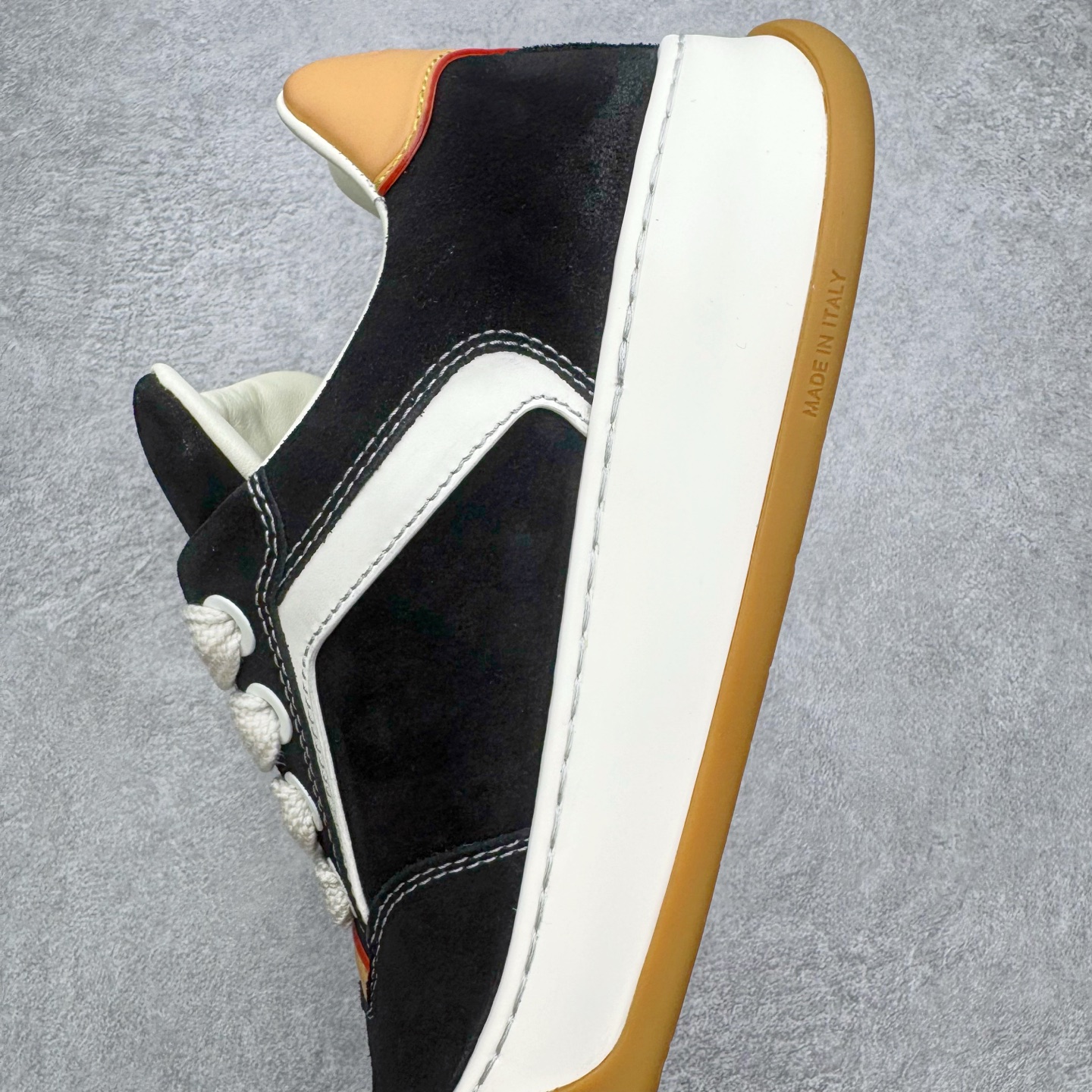 图片[7]-＃GD广顶 路易威登LOUIS VUITTON lv Tilted Low Sneakers 倾斜系列低帮复古休闲运动文化百搭板鞋 Louis Vuitton，法国路威酩轩集团-LVMH旗下品牌，著名奢侈品箱包和皮具品牌，百余年的传奇经典，全球时尚旅行艺术的精致象征。印有“LV”标志这一独特图案的交织字母帆布包，伴随着丰富的传奇色彩和雅典的设计而成为时尚之经典。延续至今，不论后来延伸出来的皮件、丝巾或手表、笔、服装，都是以崇尚精致、品质、舒适的“旅行哲学”，作为设计理念。尺码：39 40 41 42 43 44 45-选品中心