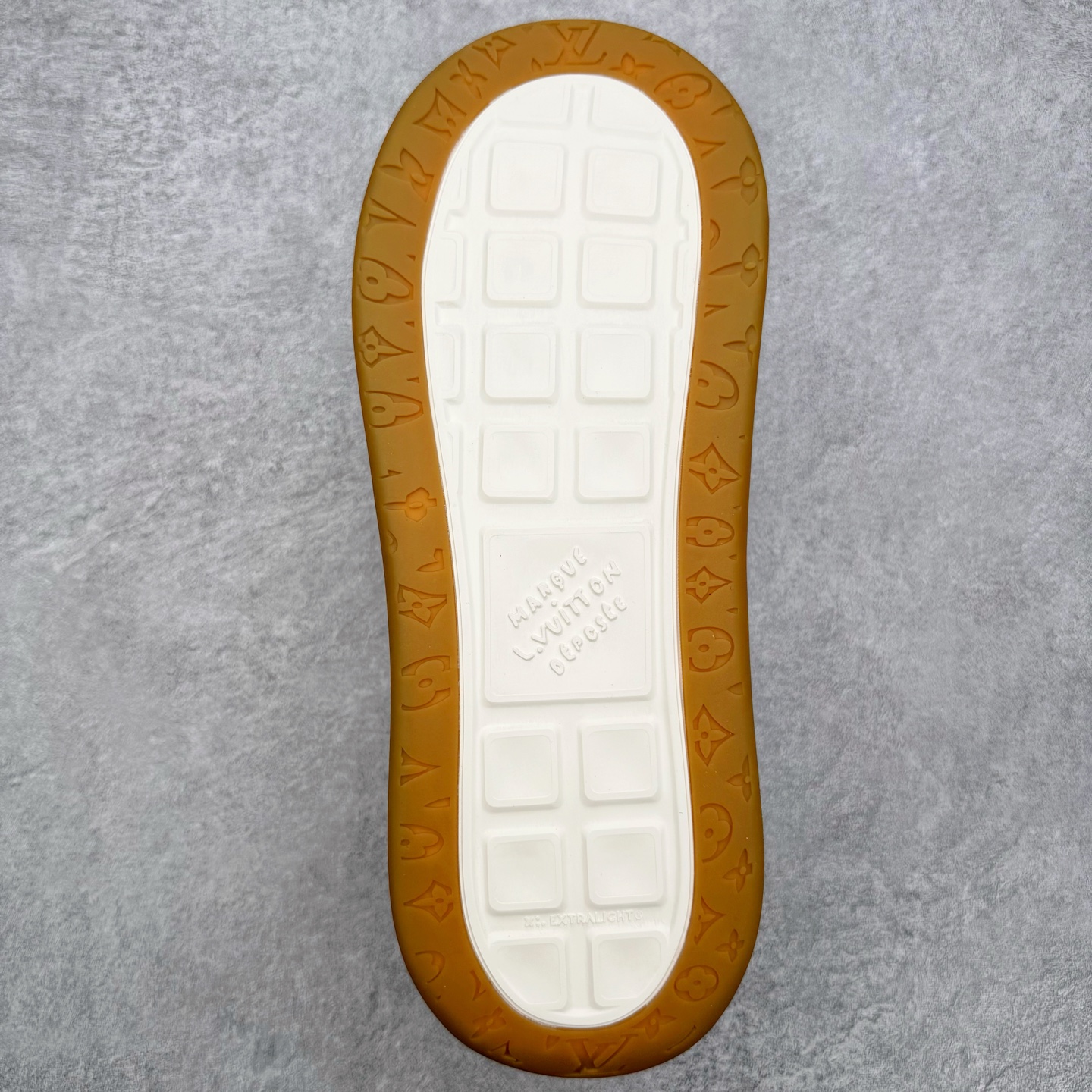 图片[9]-＃GD广顶 路易威登LOUIS VUITTON lv Tilted Low Sneakers 倾斜系列低帮复古休闲运动文化百搭板鞋 Louis Vuitton，法国路威酩轩集团-LVMH旗下品牌，著名奢侈品箱包和皮具品牌，百余年的传奇经典，全球时尚旅行艺术的精致象征。印有“LV”标志这一独特图案的交织字母帆布包，伴随着丰富的传奇色彩和雅典的设计而成为时尚之经典。延续至今，不论后来延伸出来的皮件、丝巾或手表、笔、服装，都是以崇尚精致、品质、舒适的“旅行哲学”，作为设计理念。尺码：39 40 41 42 43 44 45-选品中心