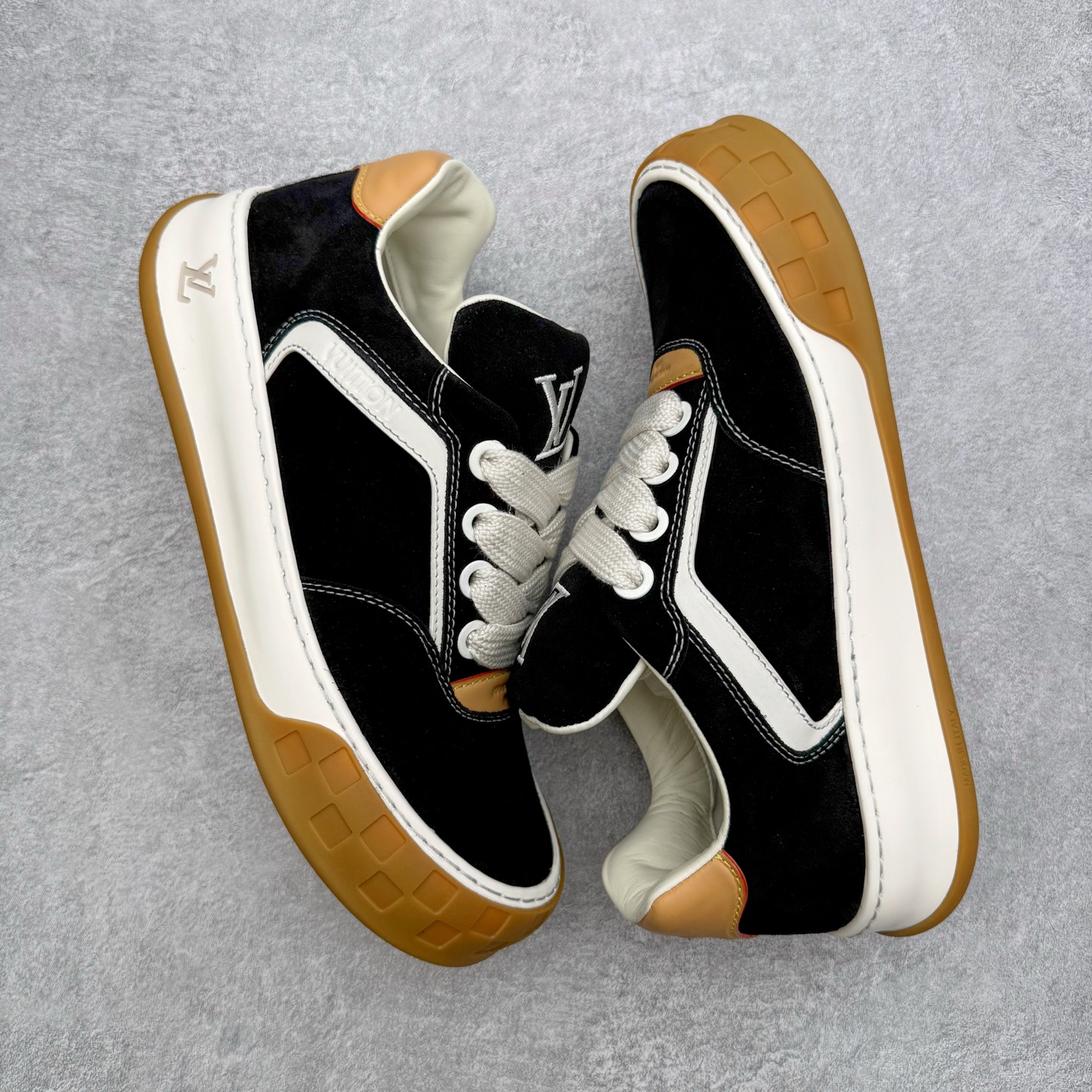 图片[3]-＃GD广顶 路易威登LOUIS VUITTON lv Tilted Low Sneakers 倾斜系列低帮复古休闲运动文化百搭板鞋 Louis Vuitton，法国路威酩轩集团-LVMH旗下品牌，著名奢侈品箱包和皮具品牌，百余年的传奇经典，全球时尚旅行艺术的精致象征。印有“LV”标志这一独特图案的交织字母帆布包，伴随着丰富的传奇色彩和雅典的设计而成为时尚之经典。延续至今，不论后来延伸出来的皮件、丝巾或手表、笔、服装，都是以崇尚精致、品质、舒适的“旅行哲学”，作为设计理念。尺码：39 40 41 42 43 44 45-选品中心