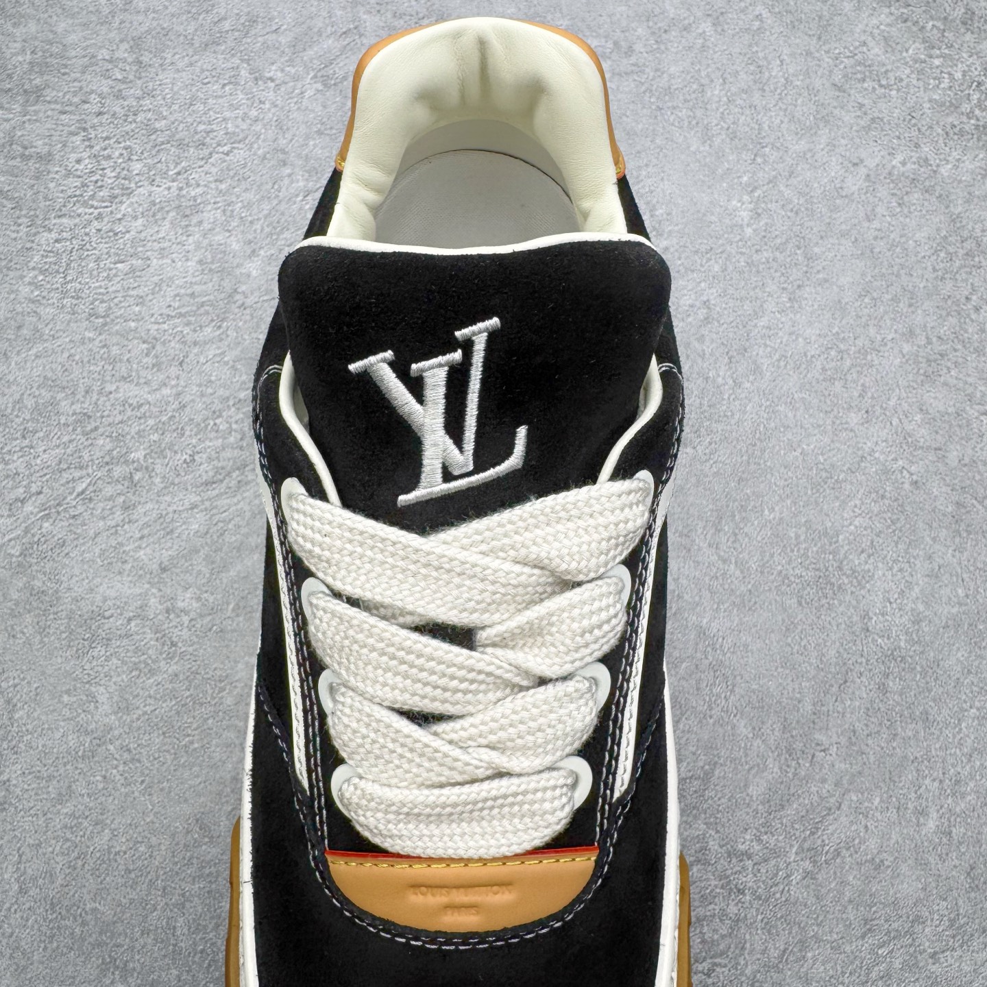 图片[5]-＃GD广顶 路易威登LOUIS VUITTON lv Tilted Low Sneakers 倾斜系列低帮复古休闲运动文化百搭板鞋 Louis Vuitton，法国路威酩轩集团-LVMH旗下品牌，著名奢侈品箱包和皮具品牌，百余年的传奇经典，全球时尚旅行艺术的精致象征。印有“LV”标志这一独特图案的交织字母帆布包，伴随着丰富的传奇色彩和雅典的设计而成为时尚之经典。延续至今，不论后来延伸出来的皮件、丝巾或手表、笔、服装，都是以崇尚精致、品质、舒适的“旅行哲学”，作为设计理念。尺码：39 40 41 42 43 44 45-选品中心
