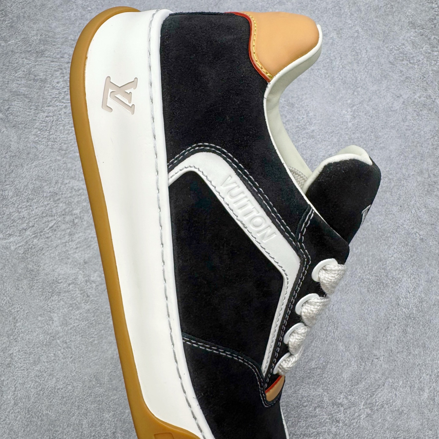图片[6]-＃GD广顶 路易威登LOUIS VUITTON lv Tilted Low Sneakers 倾斜系列低帮复古休闲运动文化百搭板鞋 Louis Vuitton，法国路威酩轩集团-LVMH旗下品牌，著名奢侈品箱包和皮具品牌，百余年的传奇经典，全球时尚旅行艺术的精致象征。印有“LV”标志这一独特图案的交织字母帆布包，伴随着丰富的传奇色彩和雅典的设计而成为时尚之经典。延续至今，不论后来延伸出来的皮件、丝巾或手表、笔、服装，都是以崇尚精致、品质、舒适的“旅行哲学”，作为设计理念。尺码：39 40 41 42 43 44 45-选品中心
