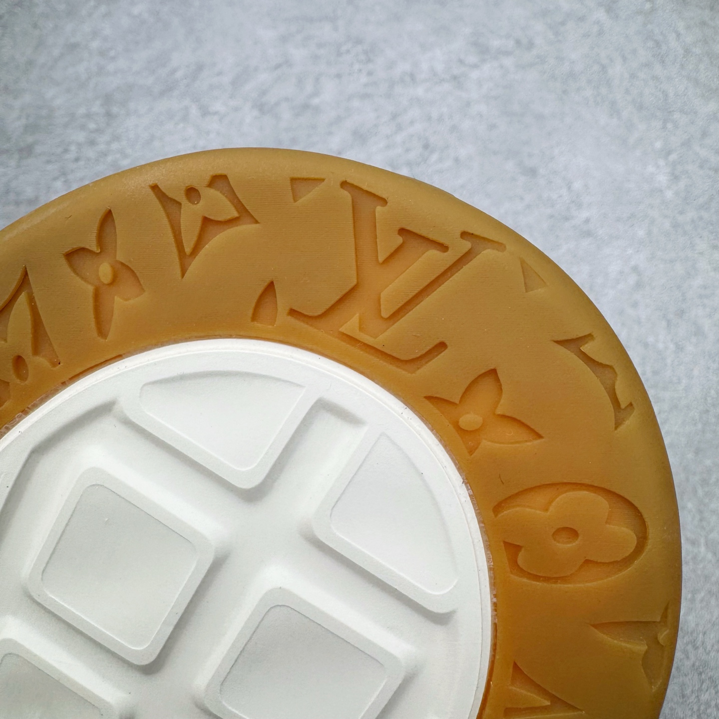 图片[18]-＃GD广顶 路易威登LOUIS VUITTON lv Tilted Low Sneakers 倾斜系列低帮复古休闲运动文化百搭板鞋 Louis Vuitton，法国路威酩轩集团-LVMH旗下品牌，著名奢侈品箱包和皮具品牌，百余年的传奇经典，全球时尚旅行艺术的精致象征。印有“LV”标志这一独特图案的交织字母帆布包，伴随着丰富的传奇色彩和雅典的设计而成为时尚之经典。延续至今，不论后来延伸出来的皮件、丝巾或手表、笔、服装，都是以崇尚精致、品质、舒适的“旅行哲学”，作为设计理念。尺码：39 40 41 42 43 44 45-选品中心