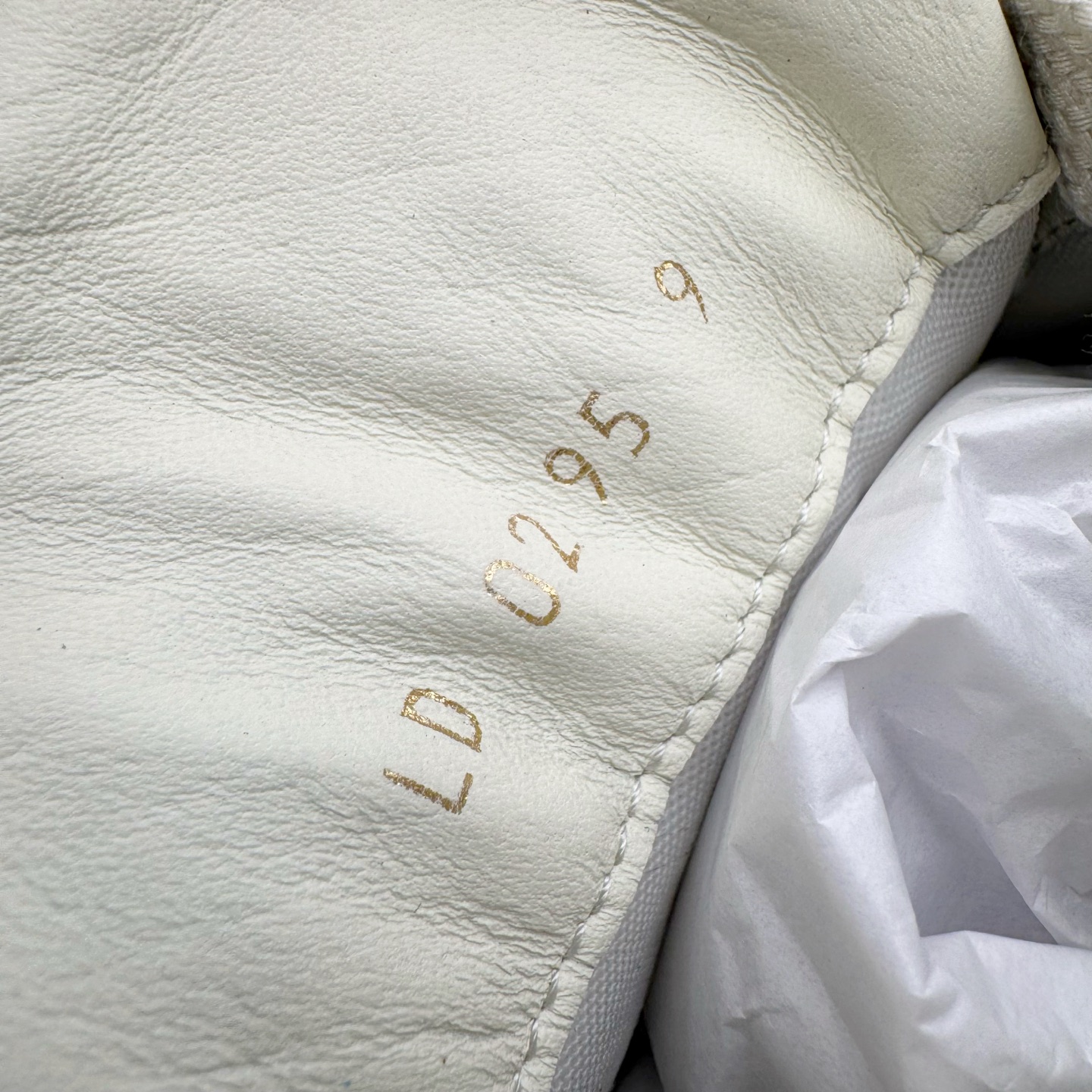 图片[11]-＃GD广顶 路易威登LOUIS VUITTON lv Tilted Low Sneakers 倾斜系列低帮复古休闲运动文化百搭板鞋 Louis Vuitton，法国路威酩轩集团-LVMH旗下品牌，著名奢侈品箱包和皮具品牌，百余年的传奇经典，全球时尚旅行艺术的精致象征。印有“LV”标志这一独特图案的交织字母帆布包，伴随着丰富的传奇色彩和雅典的设计而成为时尚之经典。延续至今，不论后来延伸出来的皮件、丝巾或手表、笔、服装，都是以崇尚精致、品质、舒适的“旅行哲学”，作为设计理念。尺码：39 40 41 42 43 44 45-选品中心