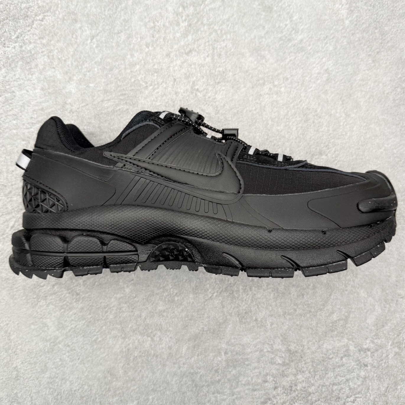 NK Zoom Vomero 5 Roam 佛莫罗5代徒步版系列经典复古增高厚底休闲运动慢跑鞋 HQ2181-004 Vomero Roam「漫游鞋」舒适性典范 工学拒水鞋面+ Air Zoom缓震配置无惧雨水 不受天气左右 助你灵活迈步 再加上厚实衬里和橡胶挡泥片 有效御寒不厚重 雨天照样利落出街 中性色调搭配简洁织物 打造百搭属性低调出街or高调亮相 都看你的男女同款不同色 轻松get多元风格 尺码：36 36.5 37.5 38 38.5 39 40 40.5 41 42 42.5 43 44 44.5 45-选品中心