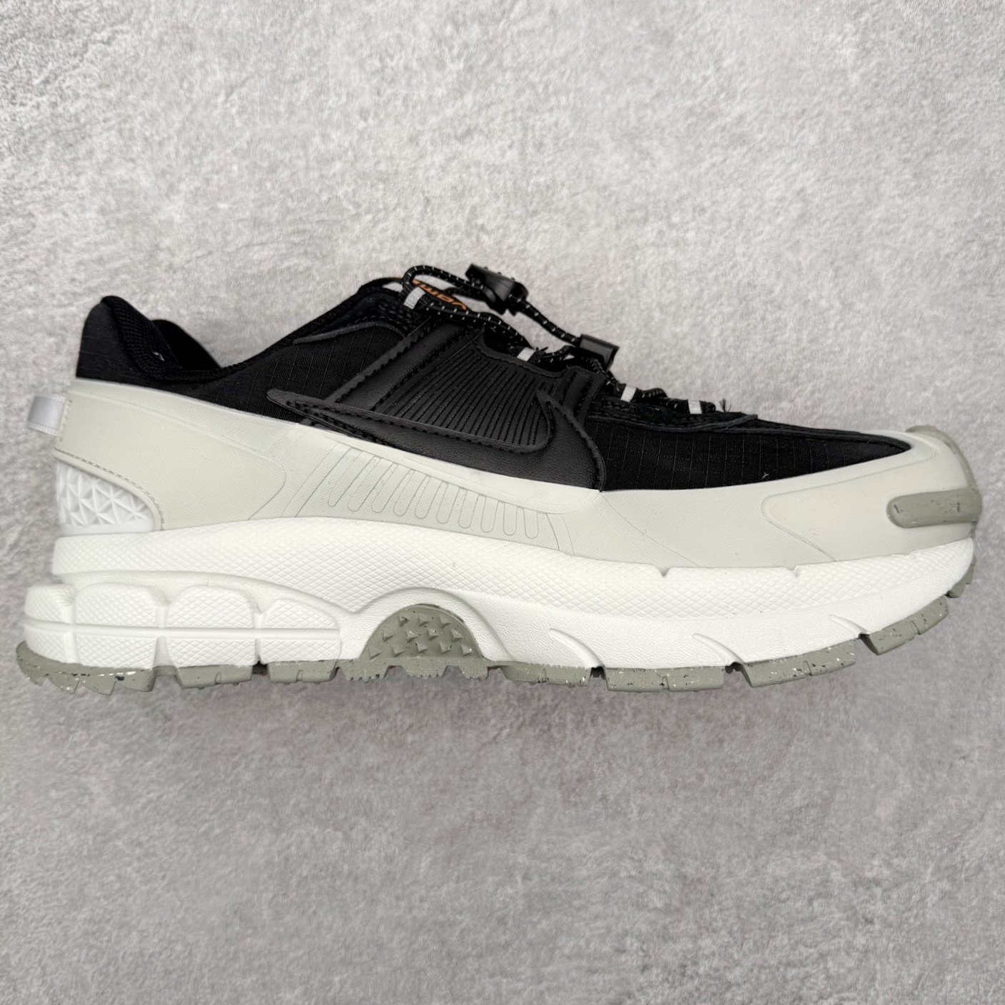 NK Zoom Vomero 5 Roam 佛莫罗5代徒步版系列经典复古增高厚底休闲运动慢跑鞋 HQ2181-004 Vomero Roam「漫游鞋」舒适性典范 工学拒水鞋面+ Air Zoom缓震配置无惧雨水 不受天气左右 助你灵活迈步 再加上厚实衬里和橡胶挡泥片 有效御寒不厚重 雨天照样利落出街 中性色调搭配简洁织物 打造百搭属性低调出街or高调亮相 都看你的男女同款不同色 轻松get多元风格 尺码：36 36.5 37.5 38 38.5 39 40 40.5 41 42 42.5 43 44 44.5 45-选品中心